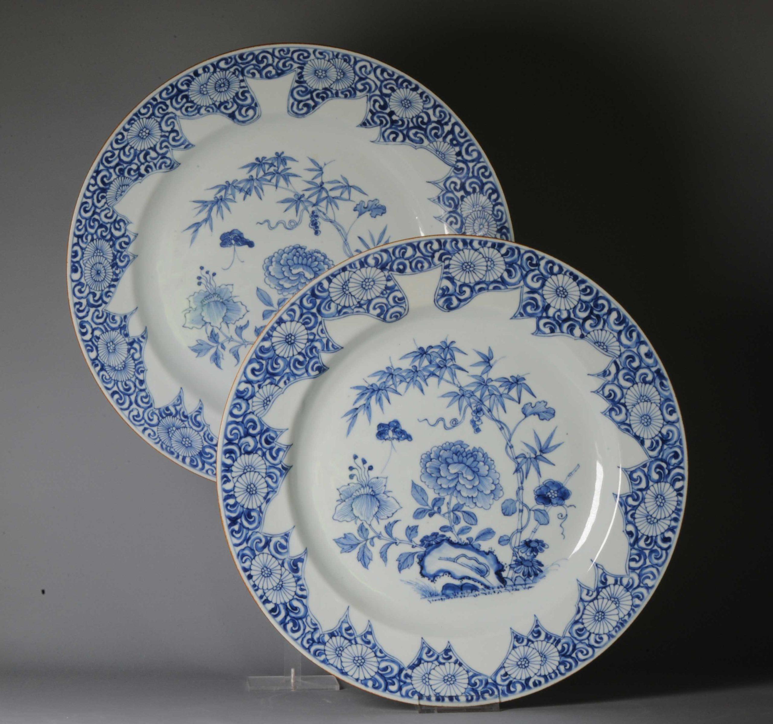 Pair Chinese export porcelain Blue White Large dishes with Leafs deco In Excellent Condition In Amsterdam, Noord Holland