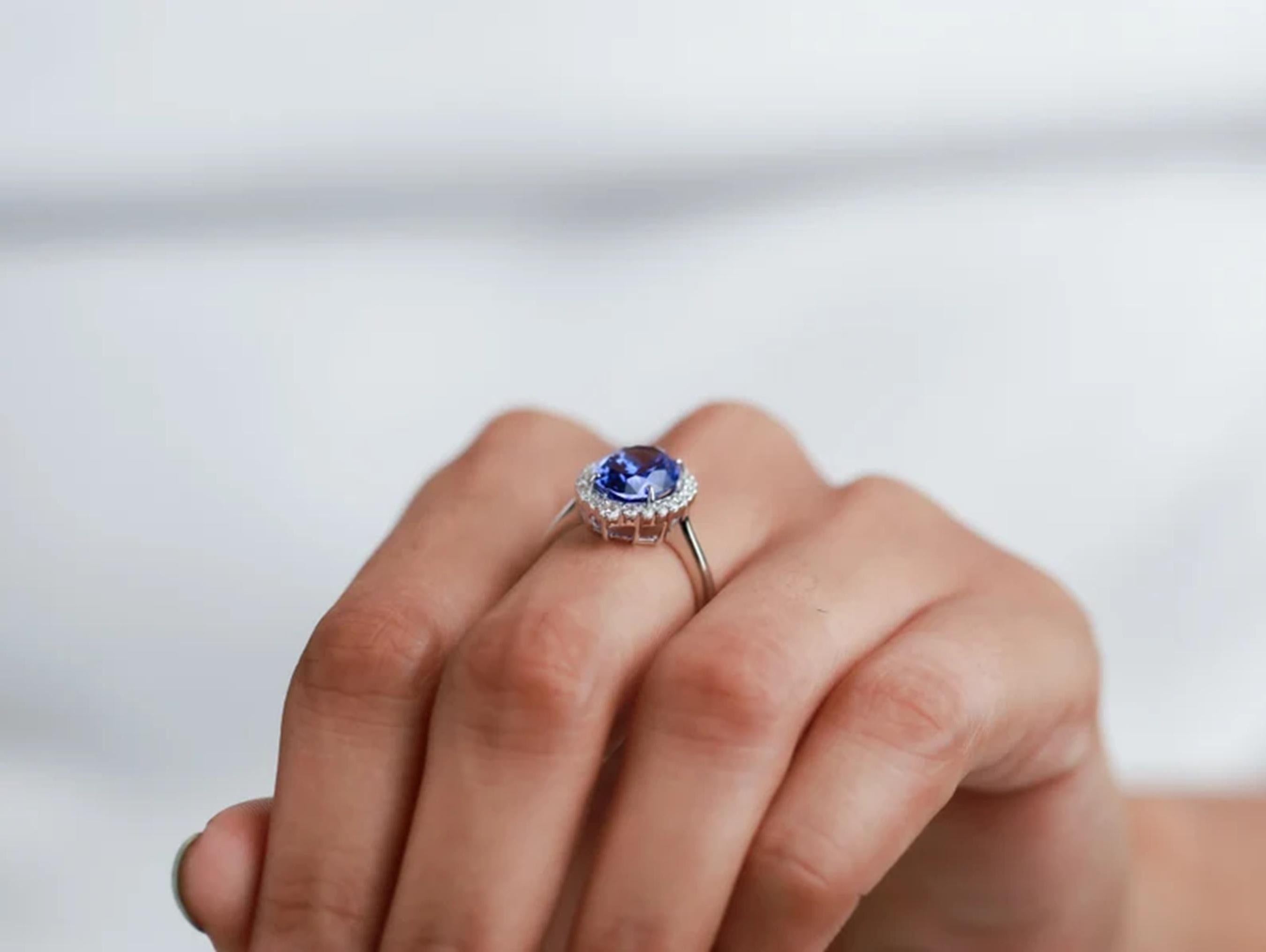 3.5 Carat Natural AAA Tanzanite Diamond Halo Cocktail Engagement Ring 18k Gold en vente 2