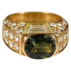 Saphir vert ovale non chauffé de 3,5 carats avec diamants de qualité collection en or 18 carats