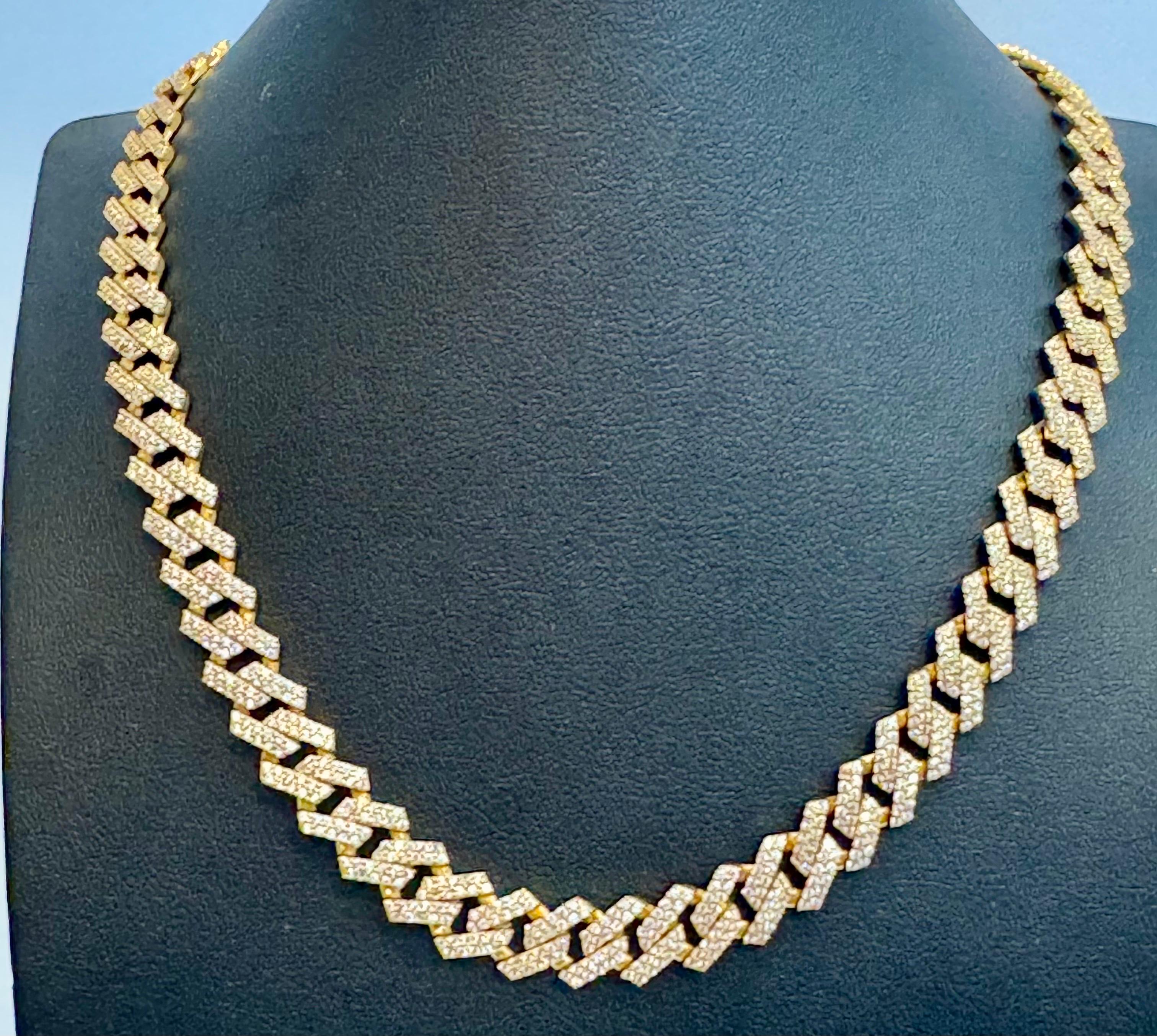 Collana di diamanti da 3,5 carati con pavé 28,4 GM, oro 14 carati  Collana , UNISEX
Ti presentiamo una lussuosa collana di diamanti da 3,5 carati in oro giallo 14 carati, del peso di 28,4 grammi, un pezzo forte della nostra collezione Bridal. Questa