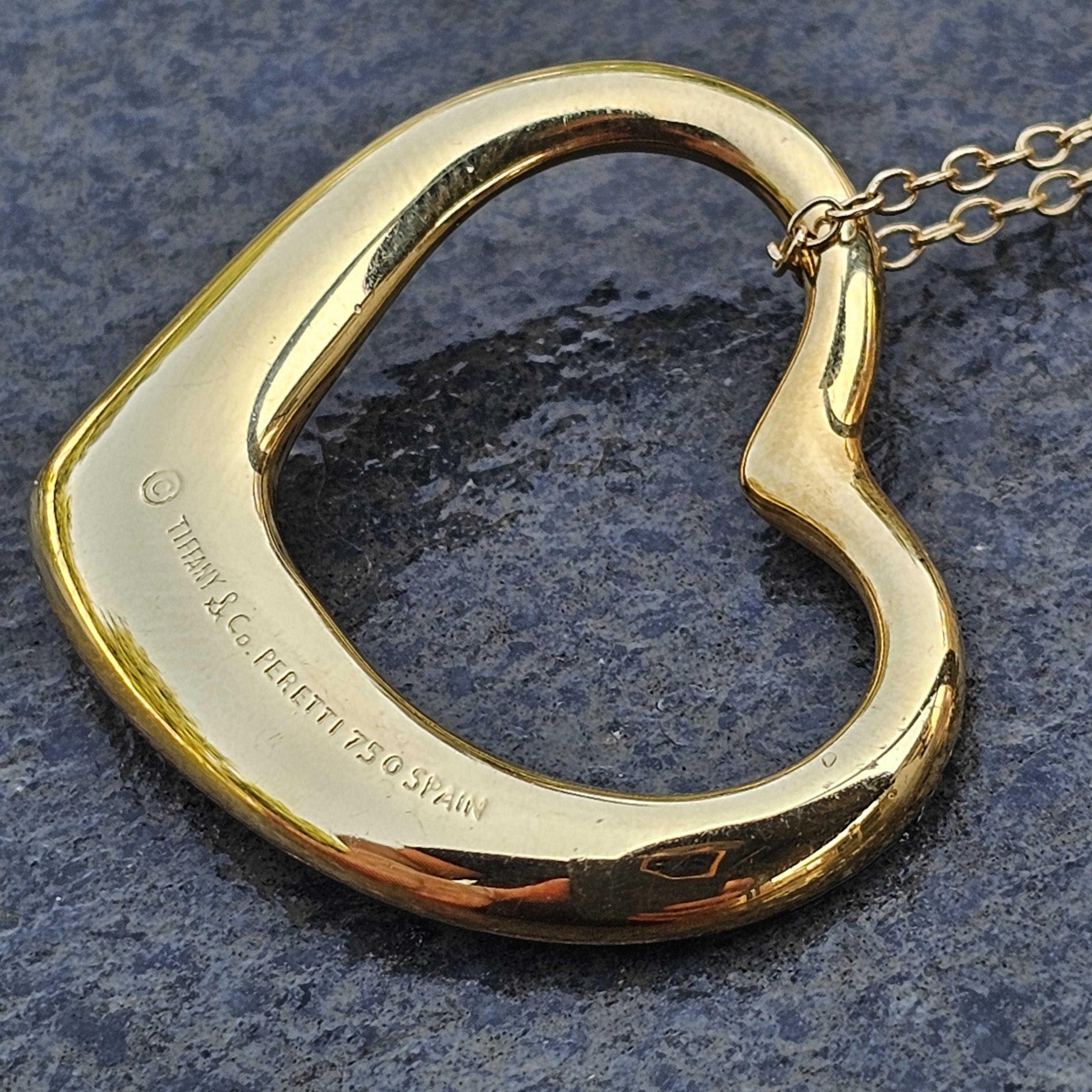 Diese exquisite Halskette von Tiffany & Co. ist ein bemerkenswertes Stück für jeden Schmuckliebhaber. Er ist aus 18-karätigem Gold gefertigt und hat einen zierlichen herzförmigen Anhänger. Die Halskette ist 30 cm lang und hat einen sicheren