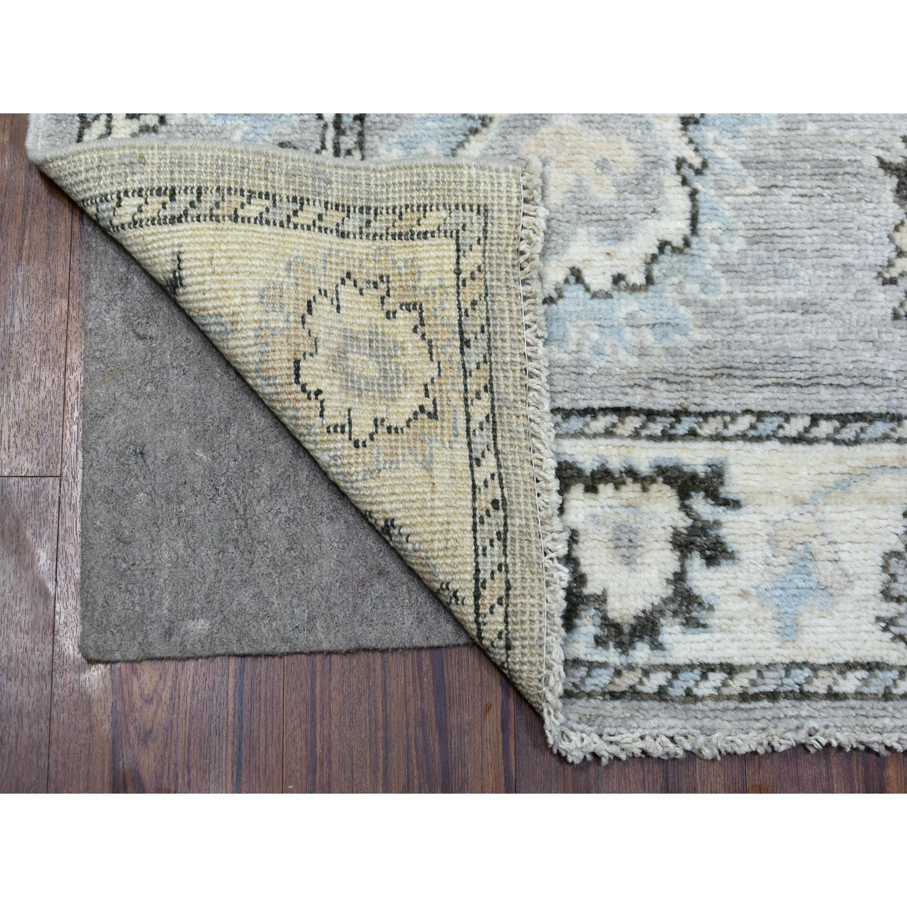 Esta es una auténtica alfombra afgana de angora oushak con motivos florales, anudada a mano en lana extrasuave, de color gris plomo oriental. Ha sido anudado durante meses y meses con técnicas artesanales de tejido centenarias por expertos