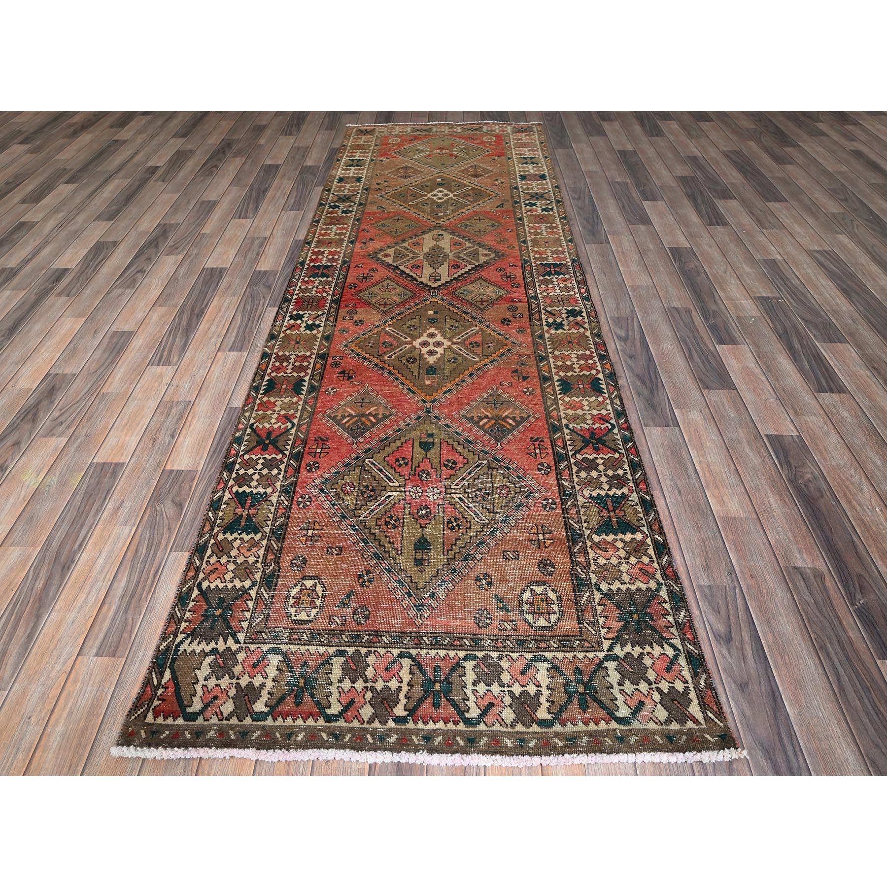 Blush Rot mit Army Grün, Vintage Persian Bakhtiar, Geometrisches Design, Ausgeprägter Abrasch, Rasiert, Null Flor, Seiten und Enden professionell gesichert, Sauber, Handgeknüpft, Reine Wolle, Breiter Läufer, Orientteppich
Primäre MATERIALIEN: