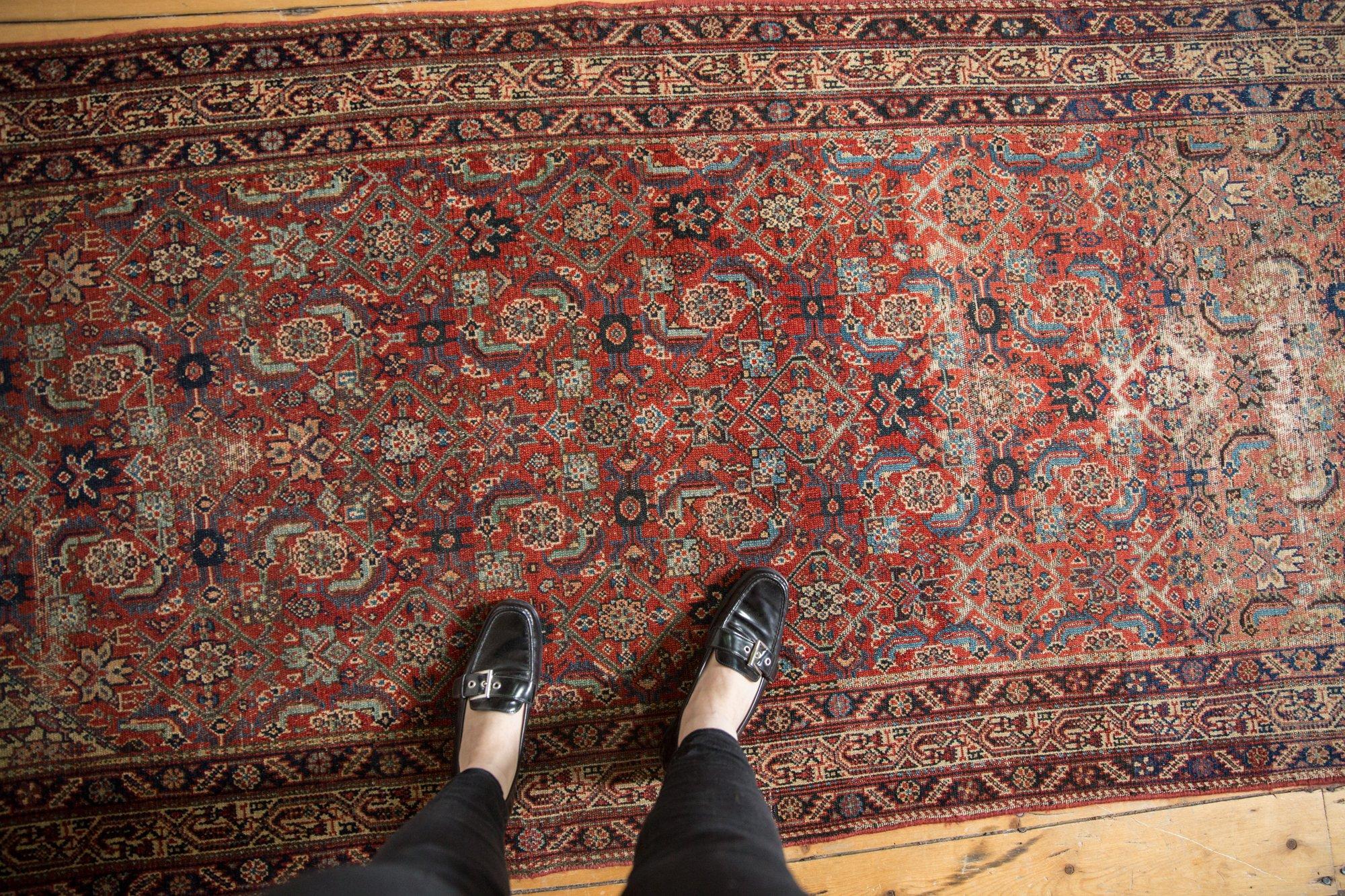 :: Bedecktes Allover-Feld in einem Herati-Motiv mit fantastischer Farbgebung und durchgehendem Rhythmus. Zu den Farben und Schattierungen gehören: Kirschrot, Elfenbein, Marineblau, Rot, Rote Grapefruit, Himmelblau und mehr. Bemerkungen zum Zustand: