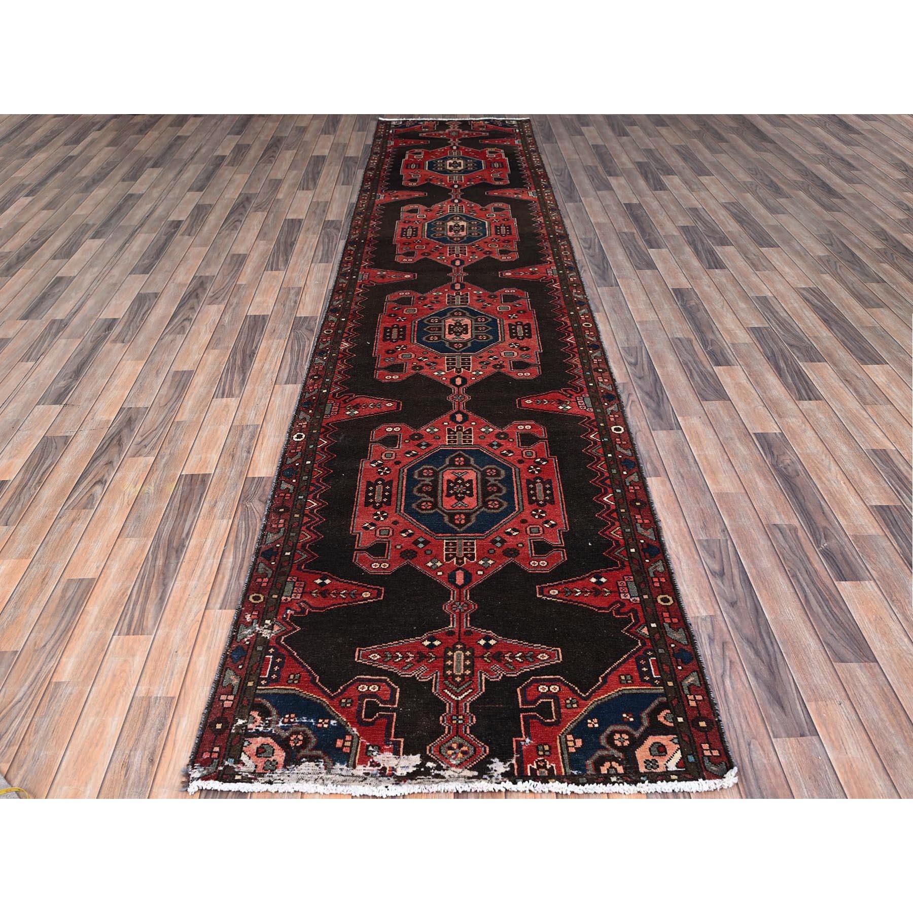 Dies ist eine wirklich echte one-of-a-kind Vintage persischen Hamadan, 100% Wolle, handgeknüpft, Orientteppich. Es wurde monatelang von erfahrenen Kunsthandwerkern in jahrhundertealten Webtechniken geknüpft.
Primäre MATERIALIEN: Wolle
Latex: