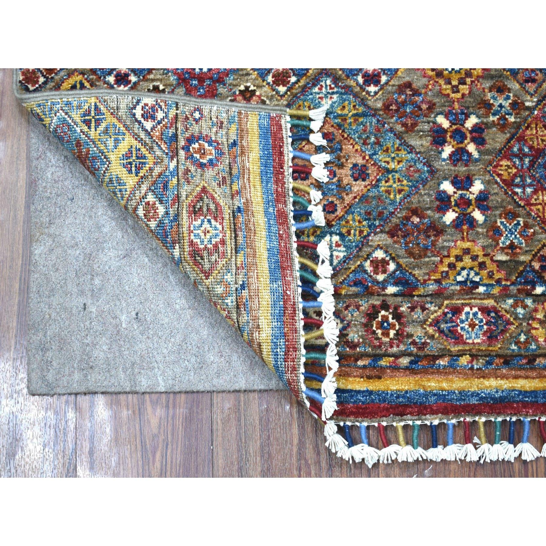 Dies ist eine wirklich echte one-of-a-kind All New Hand geknüpft reine samtige Wolle in einer bunten Palette Super Kazak Khorjin Oriental Rug. Es wurde monatelang in jahrhundertealten Webtechniken von erfahrenen Kunsthandwerkern geknüpft.
Primäre