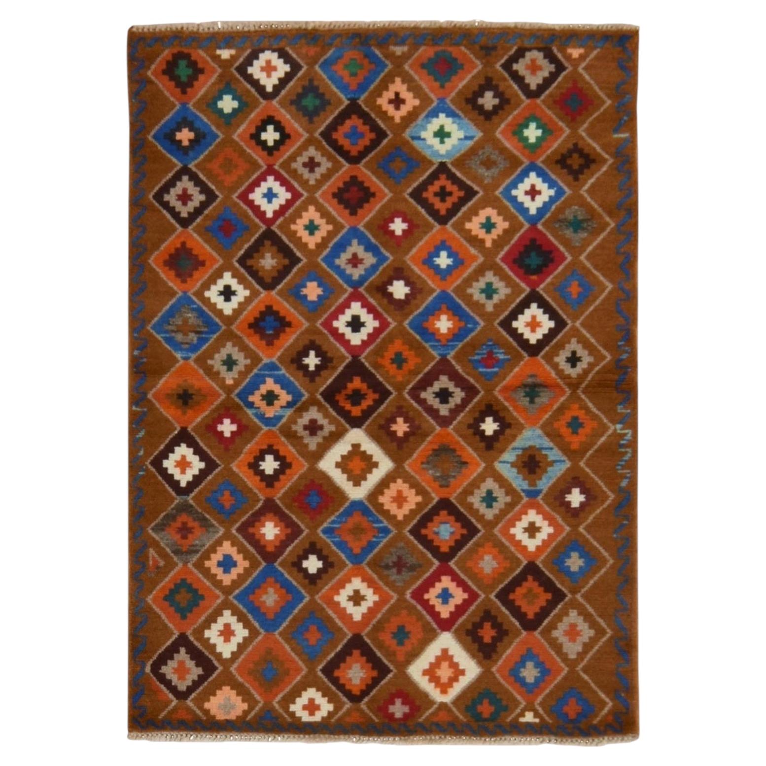 Tapis afghan baloutche marron de 3'5" x 4'10", à motifs géométriques, noué à la main en pure laine