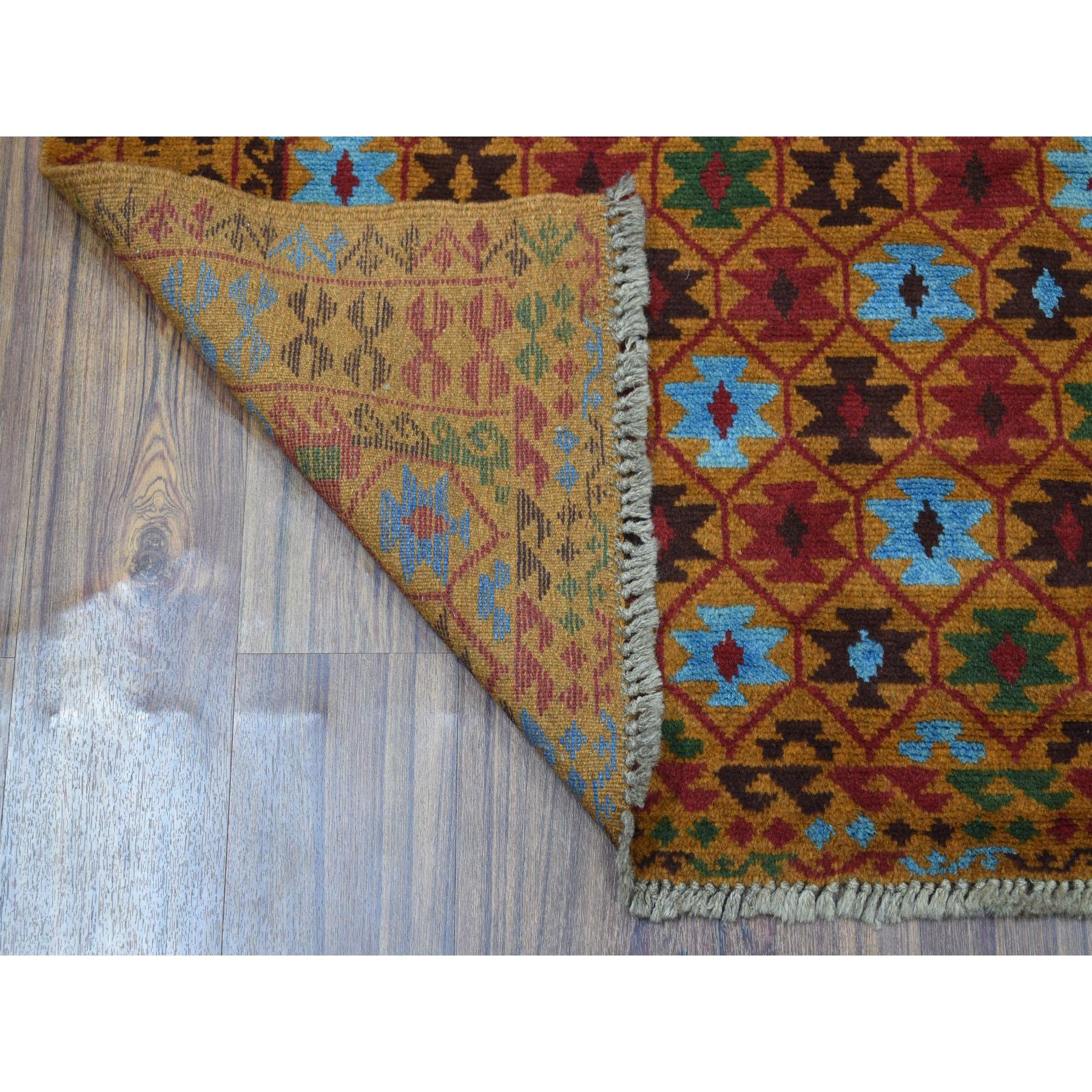 Dies ist eine wirklich echte one-of-a-kind Orange Tribal Design bunte afghanische Belutsch handgeknüpft reine Wolle Orientteppich. Es wurde monatelang von erfahrenen Handwerkern in der jahrhundertealten persischen Webtechnik gewebt.
Primäre