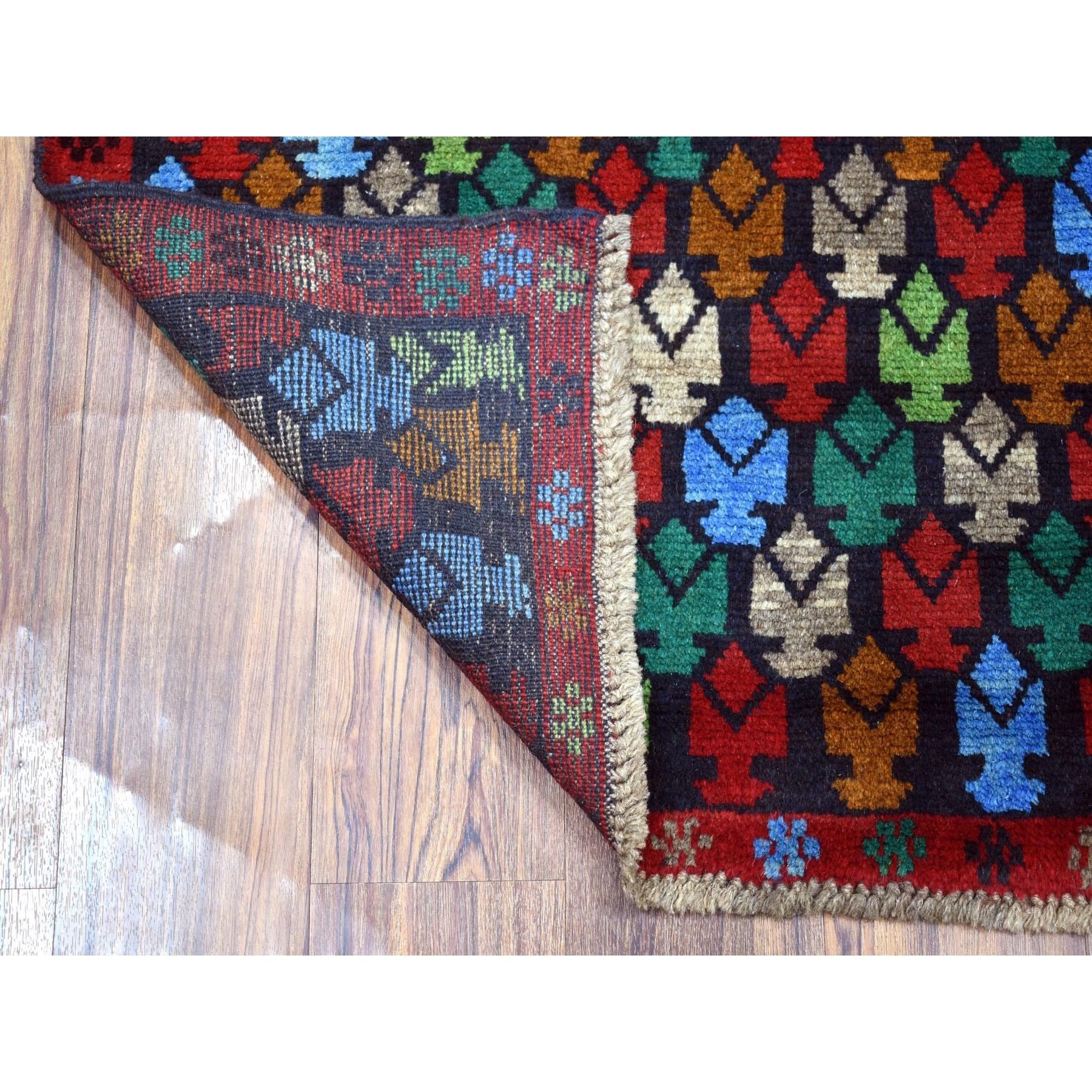 Si tratta di un autentico tappeto orientale rosso tribale dal design colorato afgano Baluch annodato a mano in pura lana. È stato tessuto per mesi e mesi secondo le secolari tecniche di tessitura persiane da esperti artigiani.
Materiali primari: