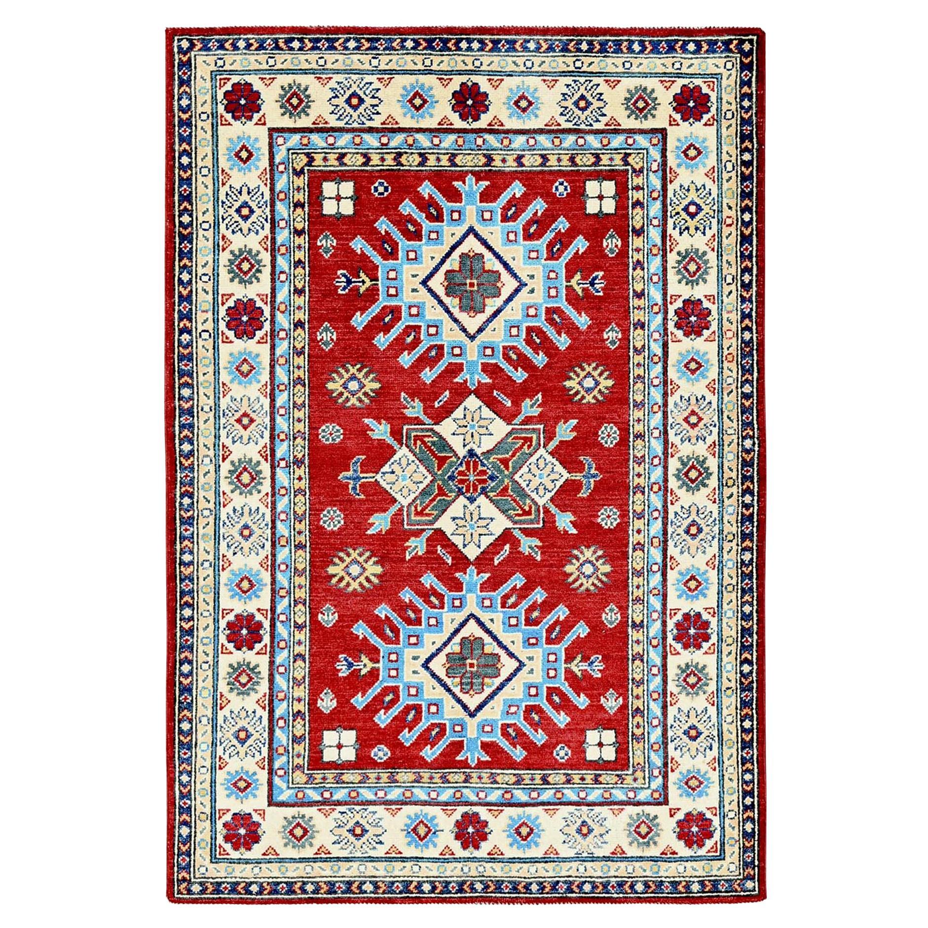 3
5 "x5
Alfombra Oriental de Lana Anudada a Mano Kazak Rojo Baya con Motivos Geométricos