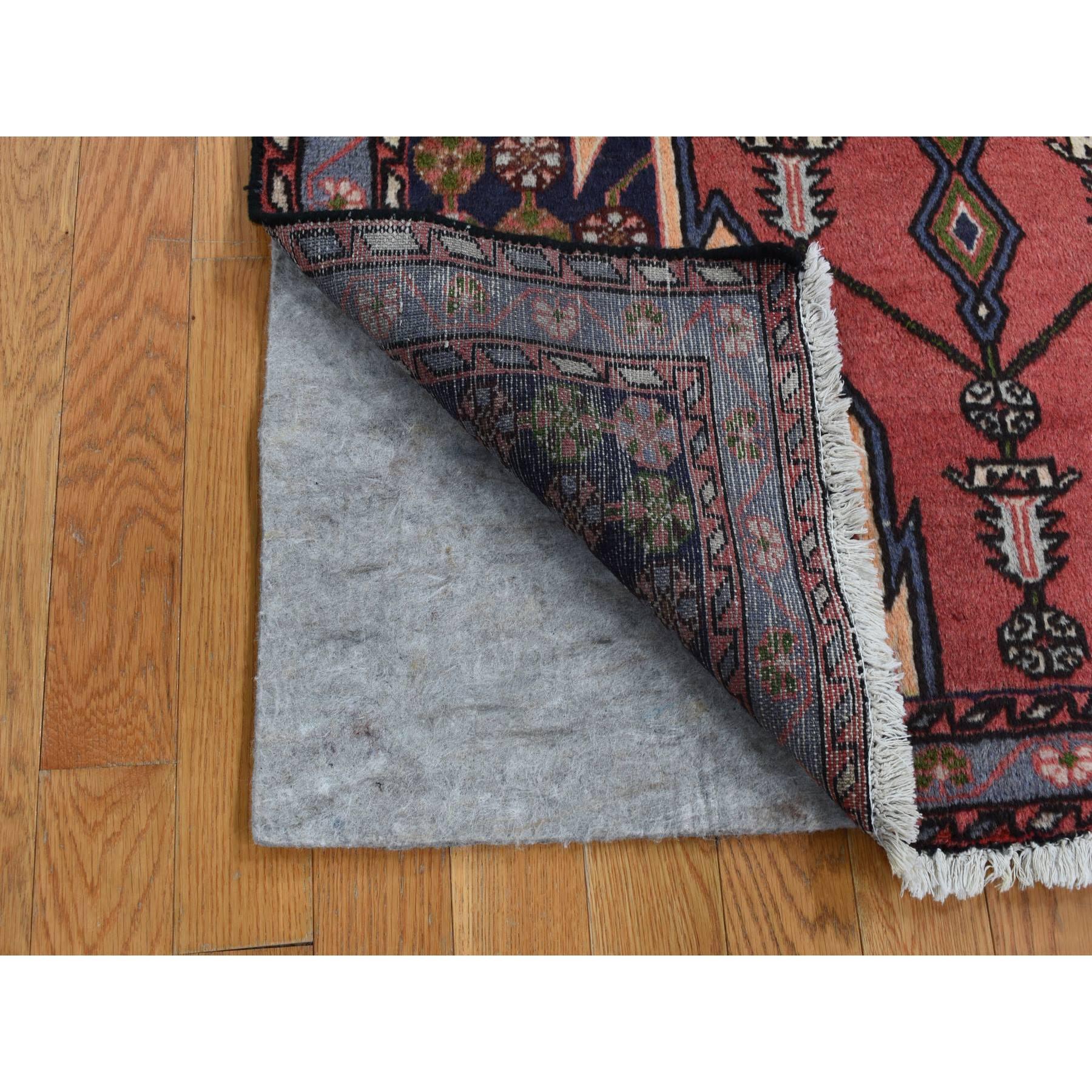 Rojo Cardenal, Nueva Mazlagan Persa con Diseño Geométrico de Campo Abierto en Zig Zag, Lana Pura, Anudada a Mano, Alfombra Oriental
Materiales primarios: Lana
Látex: Sin pelo 
altura: 0,25 Pulgadas
Estilo: Tradicional
Color principal: Rojo
Colores