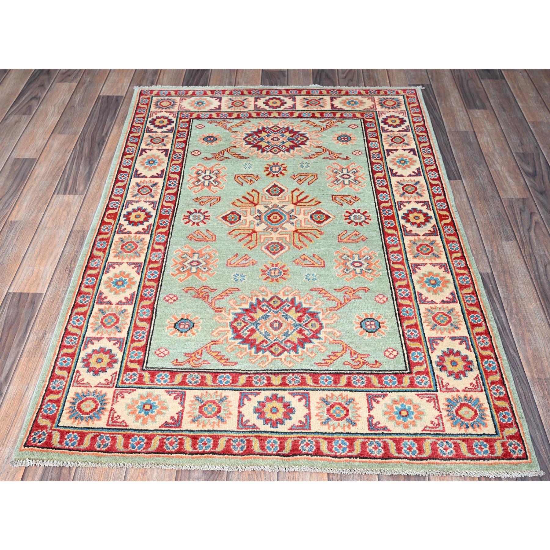 Greene & Greene, Kazak con disegno tribale, tinture naturali, lana morbida e vellutata, annodato a mano, trama più fitta, tappeto orientale
Materiali primari: Lana
Lattice: No Pile 
altezza: 0,25 pollici
Stile: Tradizionale
Colore primario: