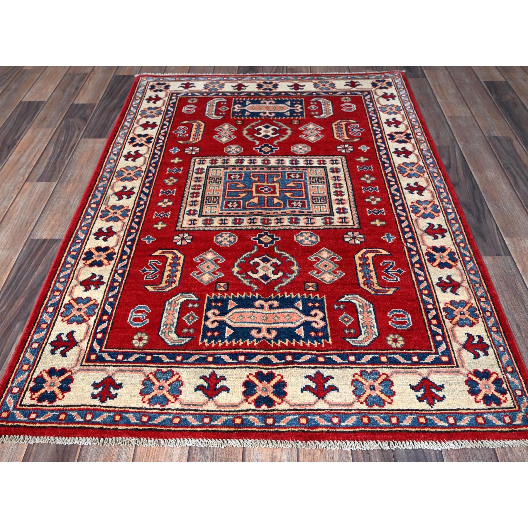 Arsenal Rot, Kazak mit geometrischem Medaillon-Design, weiche und glänzende Wolle, pflanzliche Farbstoffe, handgeknüpft, dichtere Webart, Orientteppich
Primäre MATERIALIEN: Wolle
Latex: Kein Flor 
Höhe: 0,25 Zoll
Stil: Traditionell
Grundfarbe: