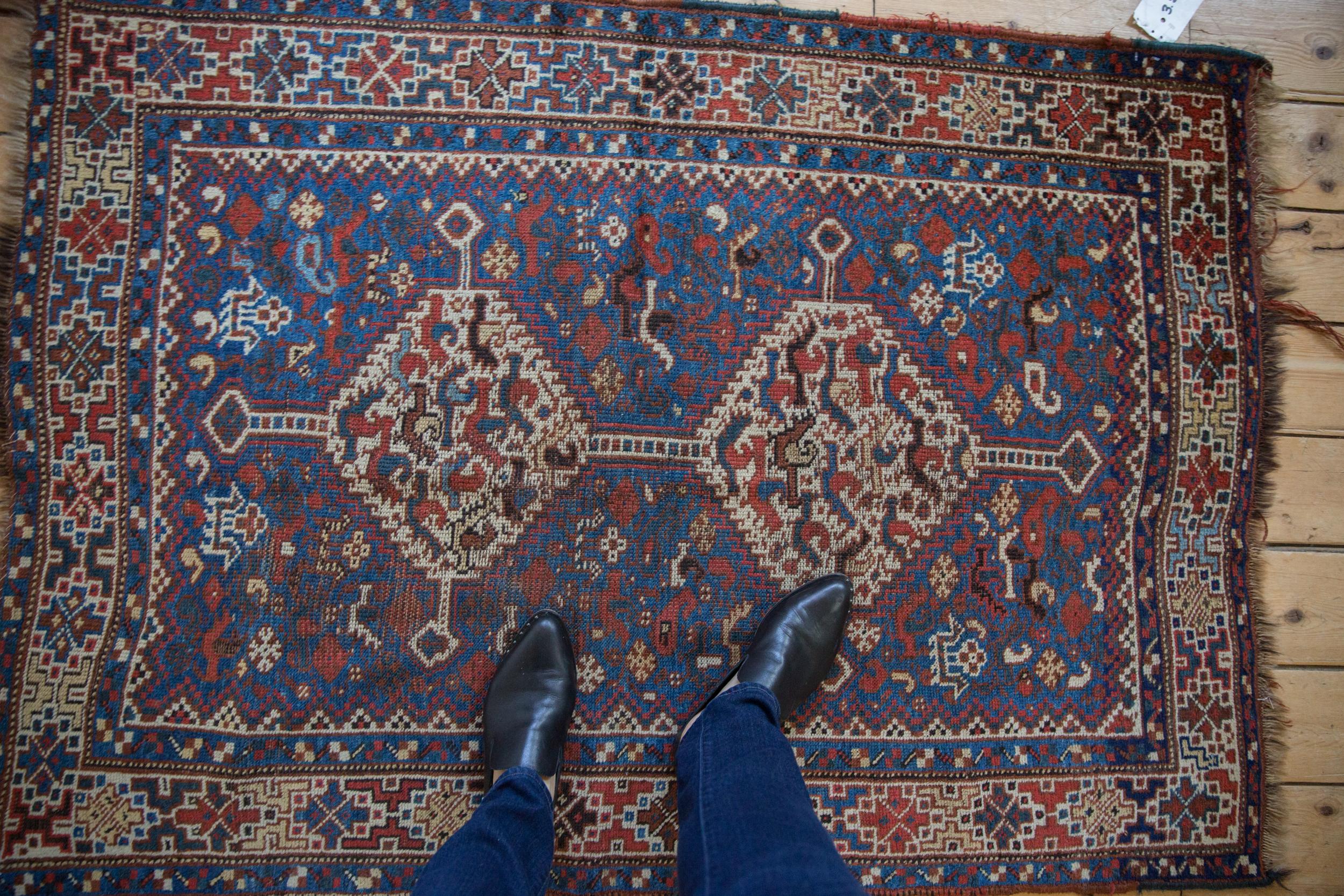 Double médaillon interconnecté avec des fleurons à longue tige dirigés vers l'extérieur, sur un champ couvert d'oiseaux et d'animaux. Les couleurs et les nuances comprennent : Bleu saphir, ivoire, rouge garance, rouge brique, beige, et plus encore.