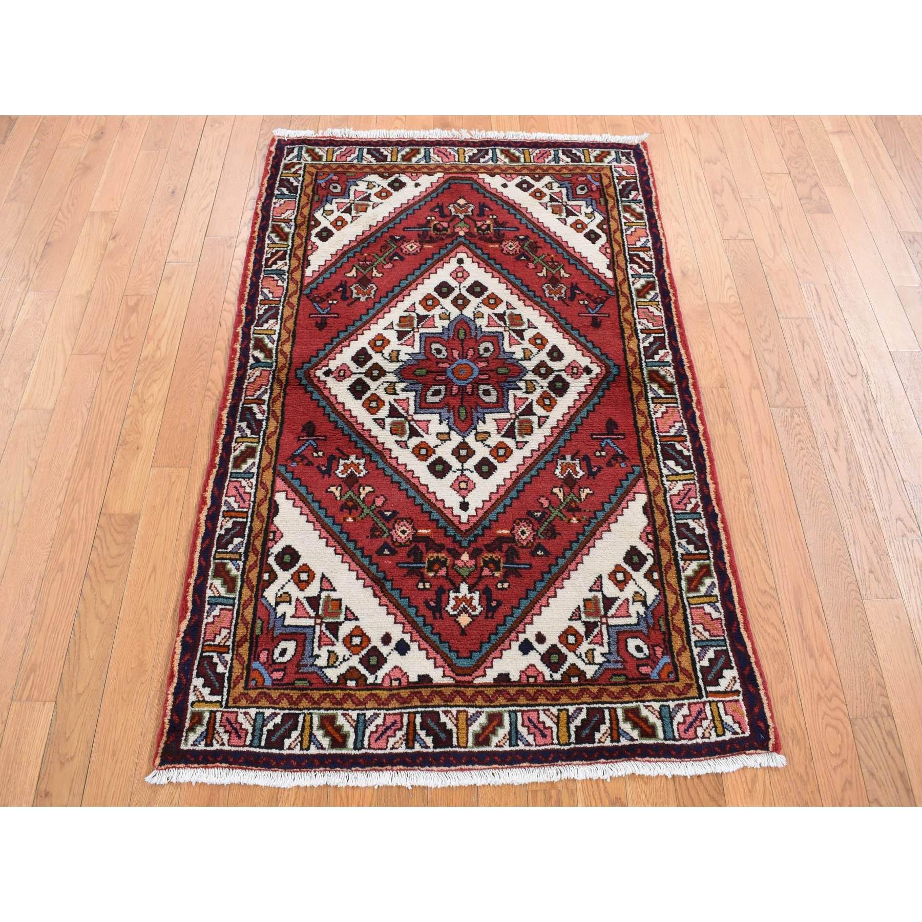 Salsa Red, New Persian Hamadan, Diamond and Flower Design, Pure Wool, Hand Knotted, Oriental Rug
Primäre MATERIALIEN: Wolle
Latex: Kein Flor 
Höhe: 0,25 Zoll
Stil: Traditionell
Grundfarbe: Rot
Secondary colors: Blue, Black, Ivory, Midnight Blue,