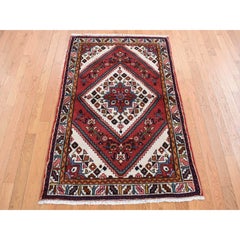Tapis en laine pure noué à la main, motif « Amadan » zoroastrien, couleur « Salsa Red », dimensions : 3'5" x 5'1"