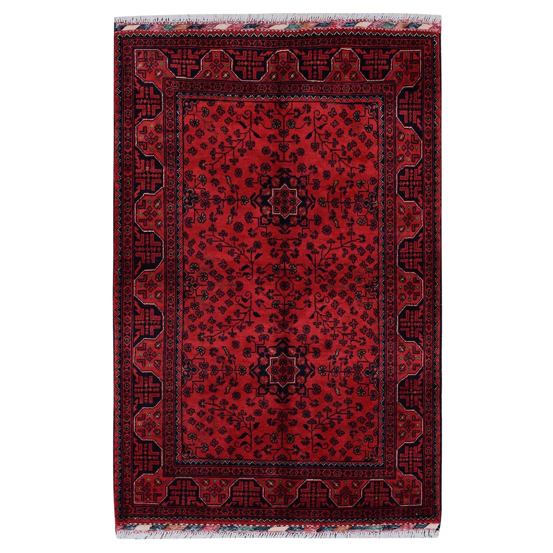 3
5 "x5
2" Roter handgeknüpfter afghanischer Khamyab Stammes-Designer handgeknüpfter Wollteppich im Angebot