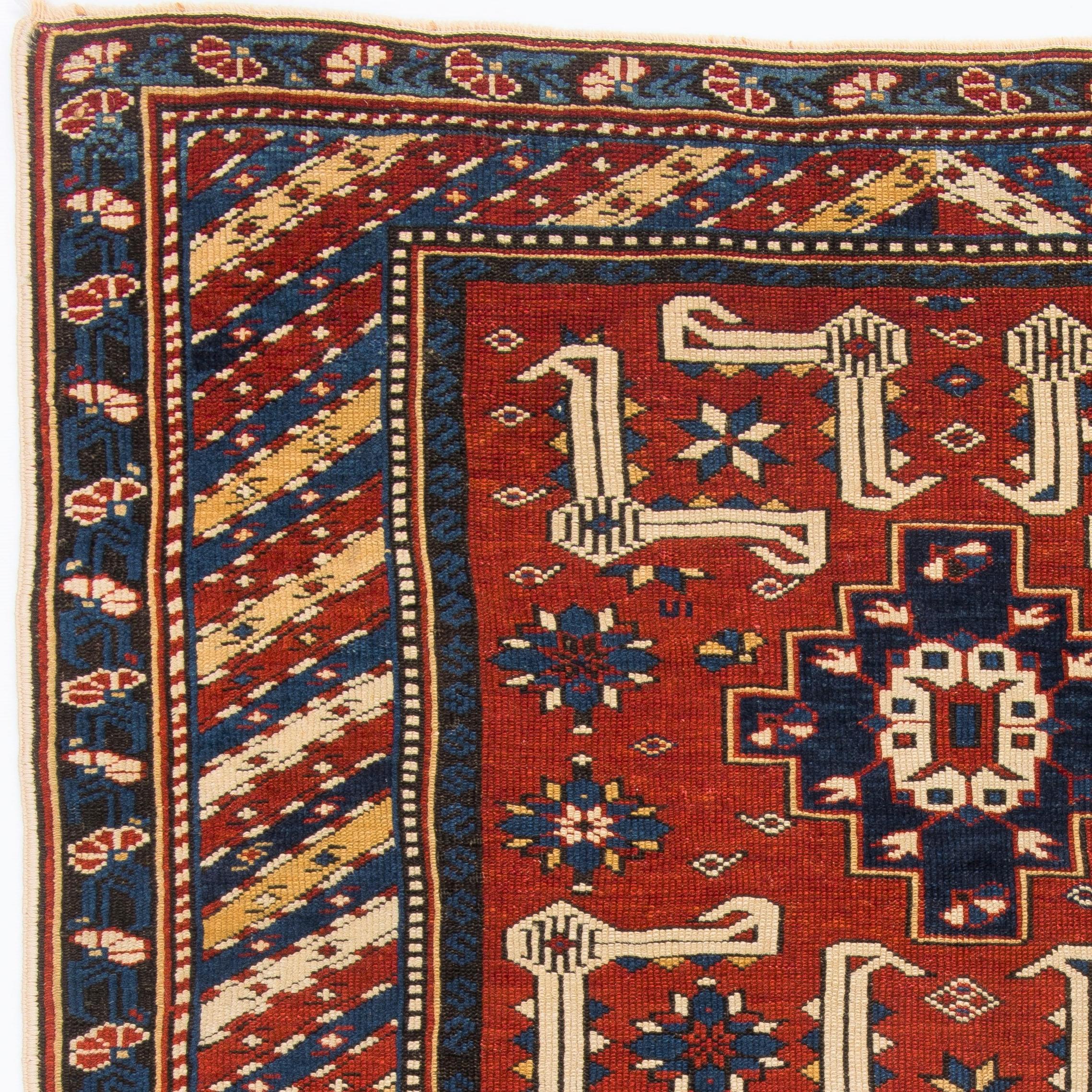Ein antiker Karagaschli-Teppich aus dem 19. Jahrhundert mit einem visuell atemberaubenden und fesselnden Design, das mehrere Medaillons in tiefem Marineblau in Form von gestuften Rauten aufweist, die gespaltene Palmetten mit eckigen Blumenzweigen