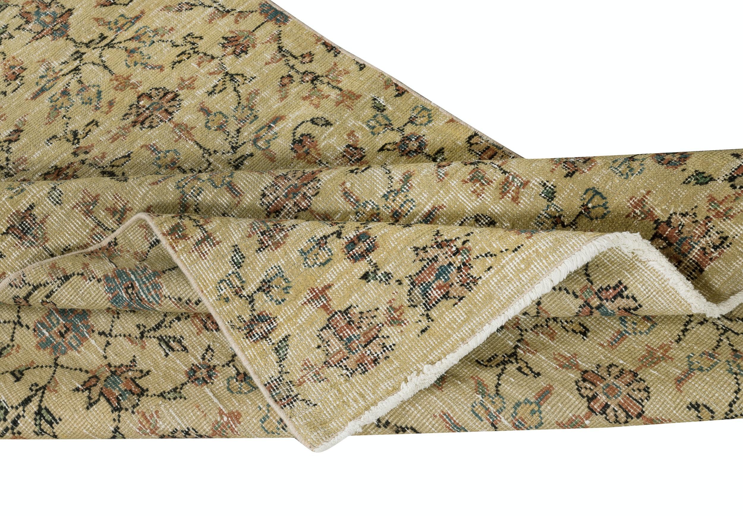 Moderno Tappeto d'epoca fatto a mano con motivi floreali in giallo, 3.5x6 Ft in vendita