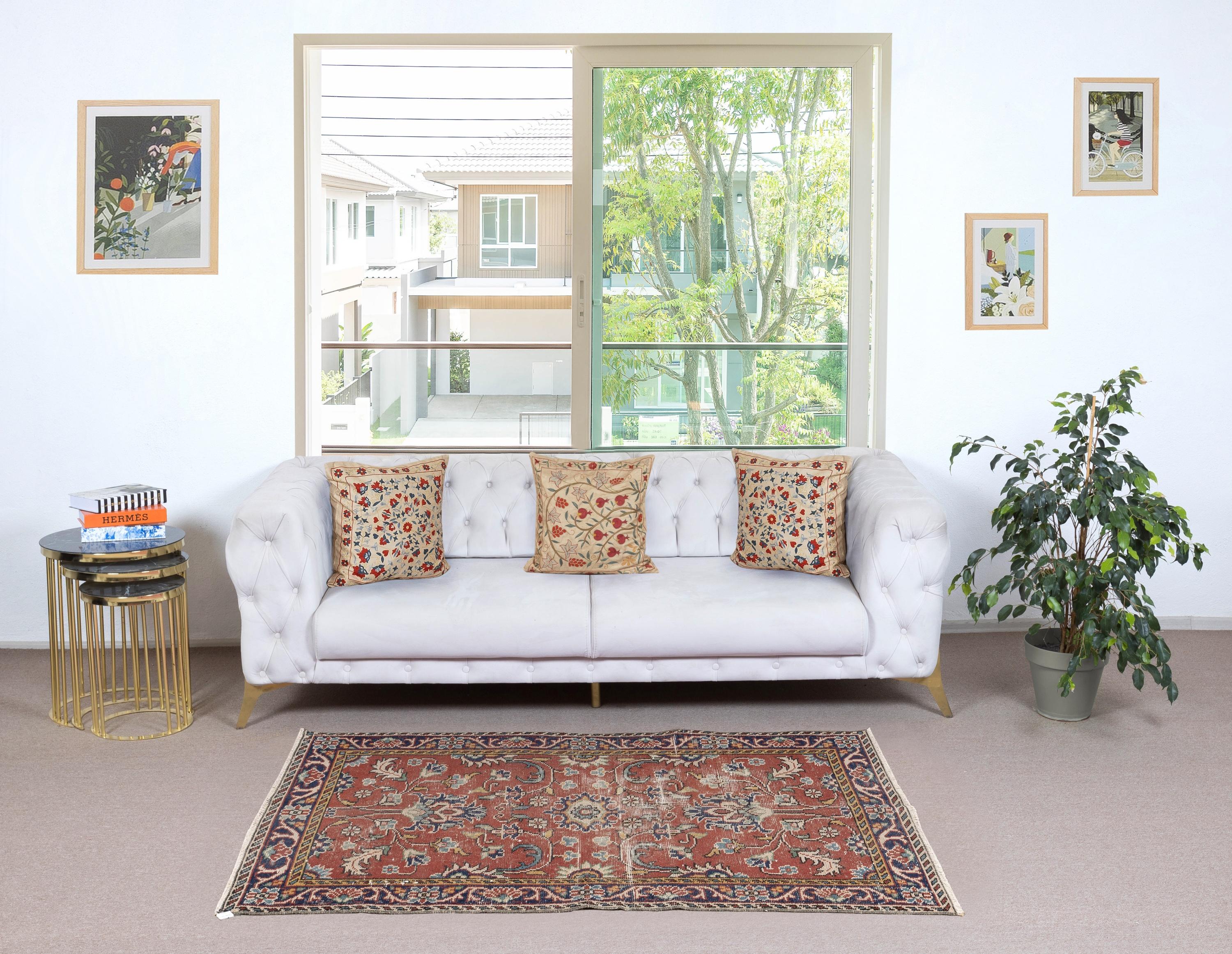 Infondi nella tua casa la bellezza senza tempo di questo tradizionale tappeto turco vintage fatto a mano, un capolavoro annodato a mano e realizzato con una lussuosa miscela di lana e cotone. Tessuto da abili artigiani con tecniche secolari, questo