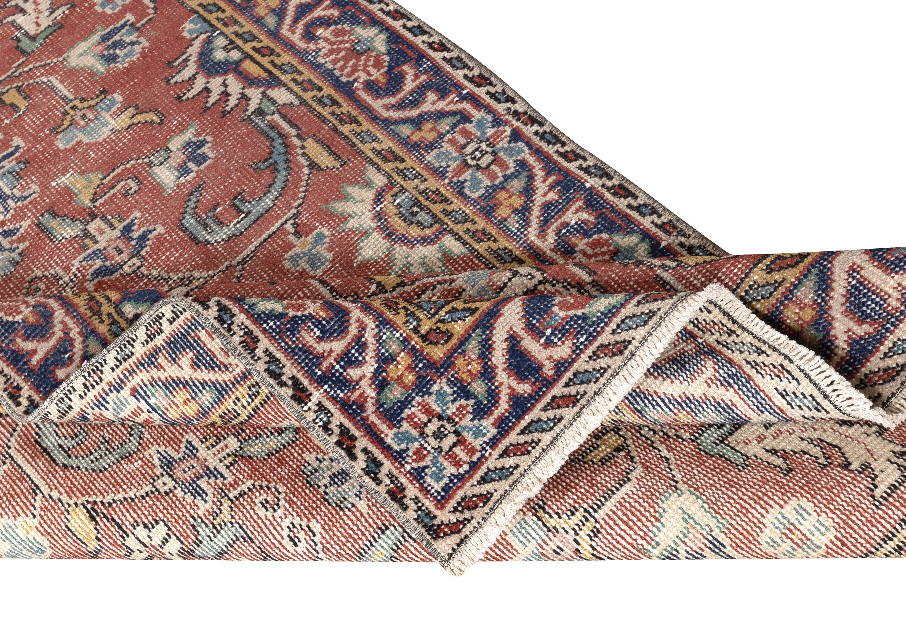 Rustico Tappeto d'epoca fatto a mano in lana rossa turca con disegno floreale 3.5x6 Ft in vendita