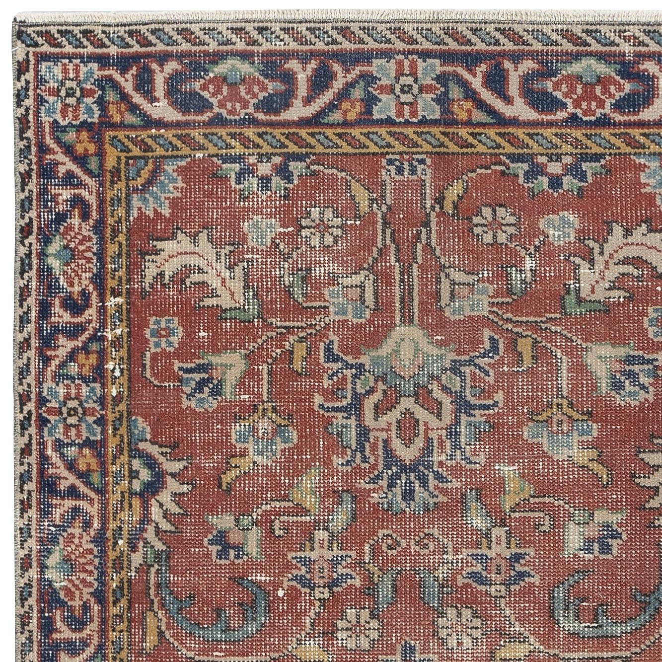 Annodato a mano Tappeto d'epoca fatto a mano in lana rossa turca con disegno floreale 3.5x6 Ft in vendita