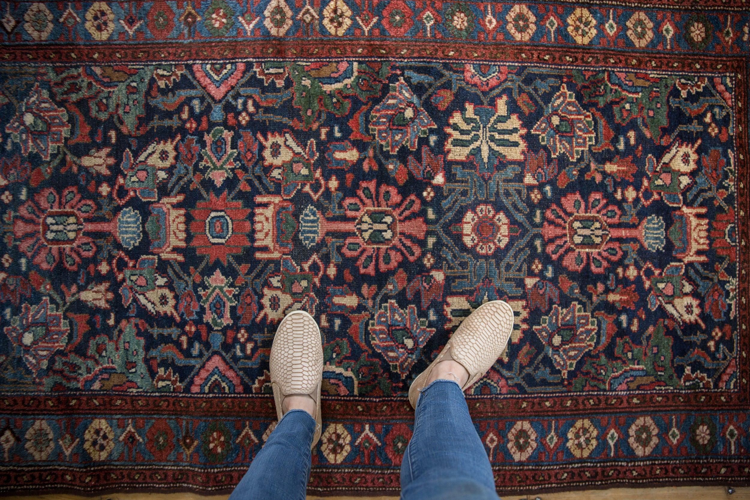 :: Campo ricoperto di fiori avvolto da un bordo minore interno ed esterno a forma di serpente. I colori e le sfumature includono: Blu navy, verde acqua polveroso, verde rame ossidato, verde smeraldo, rosso di robbia, rosso mattone, rosso cocciniglia