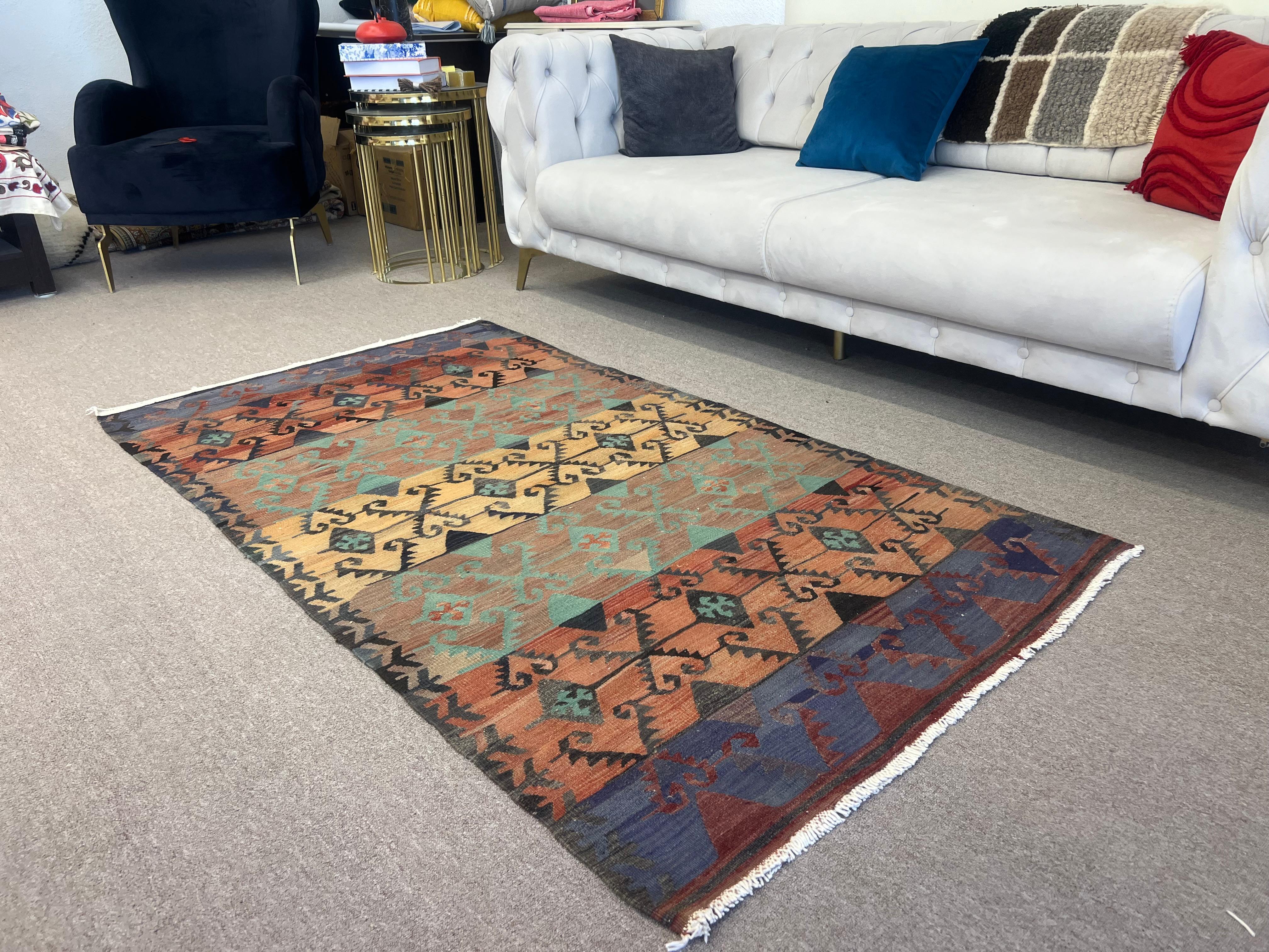 3,5x6.2 ft bunter geometrischer türkischer Vintage-Läufer aus Wolle, handgefertigt (20. Jahrhundert) im Angebot