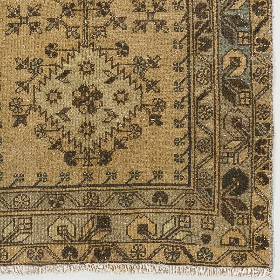 Un tapis finement noué à la main en Anatolie centrale de l'Ouest au milieu du 20e siècle, avec des couleurs douces et un faible velours de laine sur une base de coton. Le tapis est en très bon état et a été lavé professionnellement. Il est lourd et