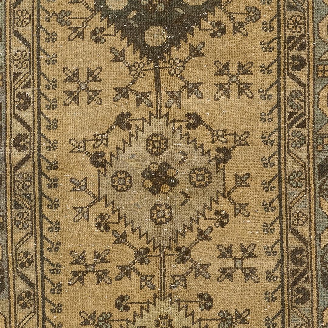 Handgefertigter Vintage Dreifach-Medaillon-Teppich aus Anatolischer Wolle in Beige, 3,5x6.3 Ft, Vintage (Oushak) im Angebot