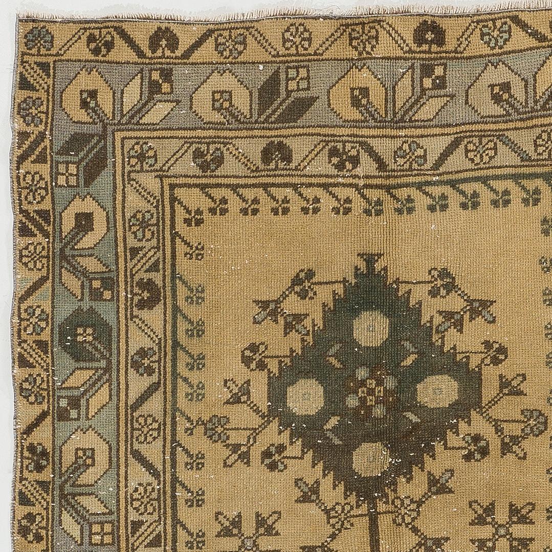 Handgefertigter Vintage Dreifach-Medaillon-Teppich aus Anatolischer Wolle in Beige, 3,5x6.3 Ft, Vintage (Türkisch) im Angebot