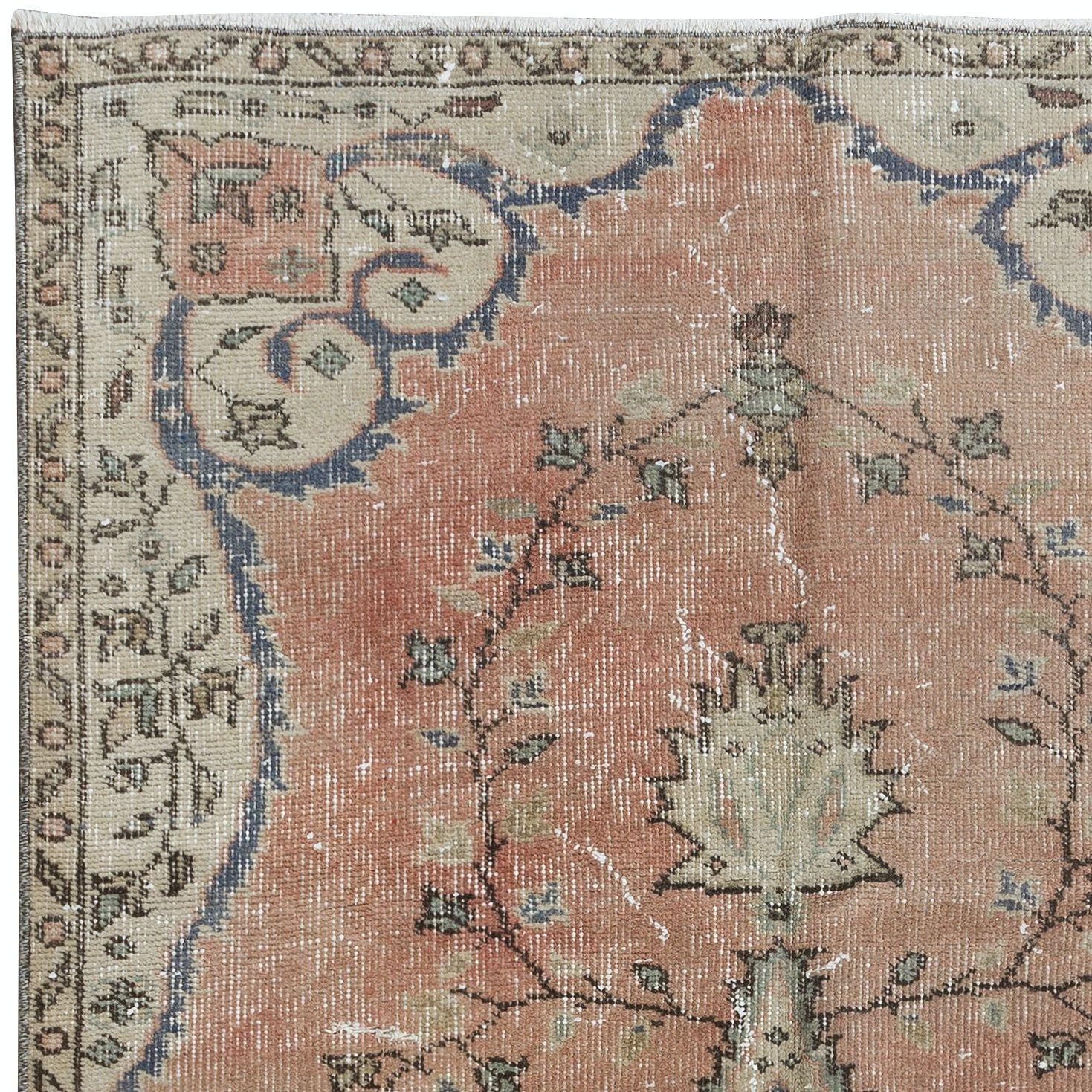 3.5x6,4 Ft Handgeknüpfter türkischer Vintage-Teppich in weichem Rot, Beige & Marineblau (Stammeskunst) im Angebot