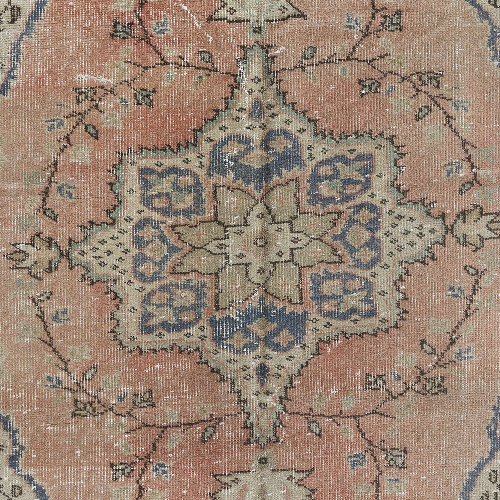 3.5x6,4 Ft Handgeknüpfter türkischer Vintage-Teppich in weichem Rot, Beige & Marineblau (Türkisch) im Angebot