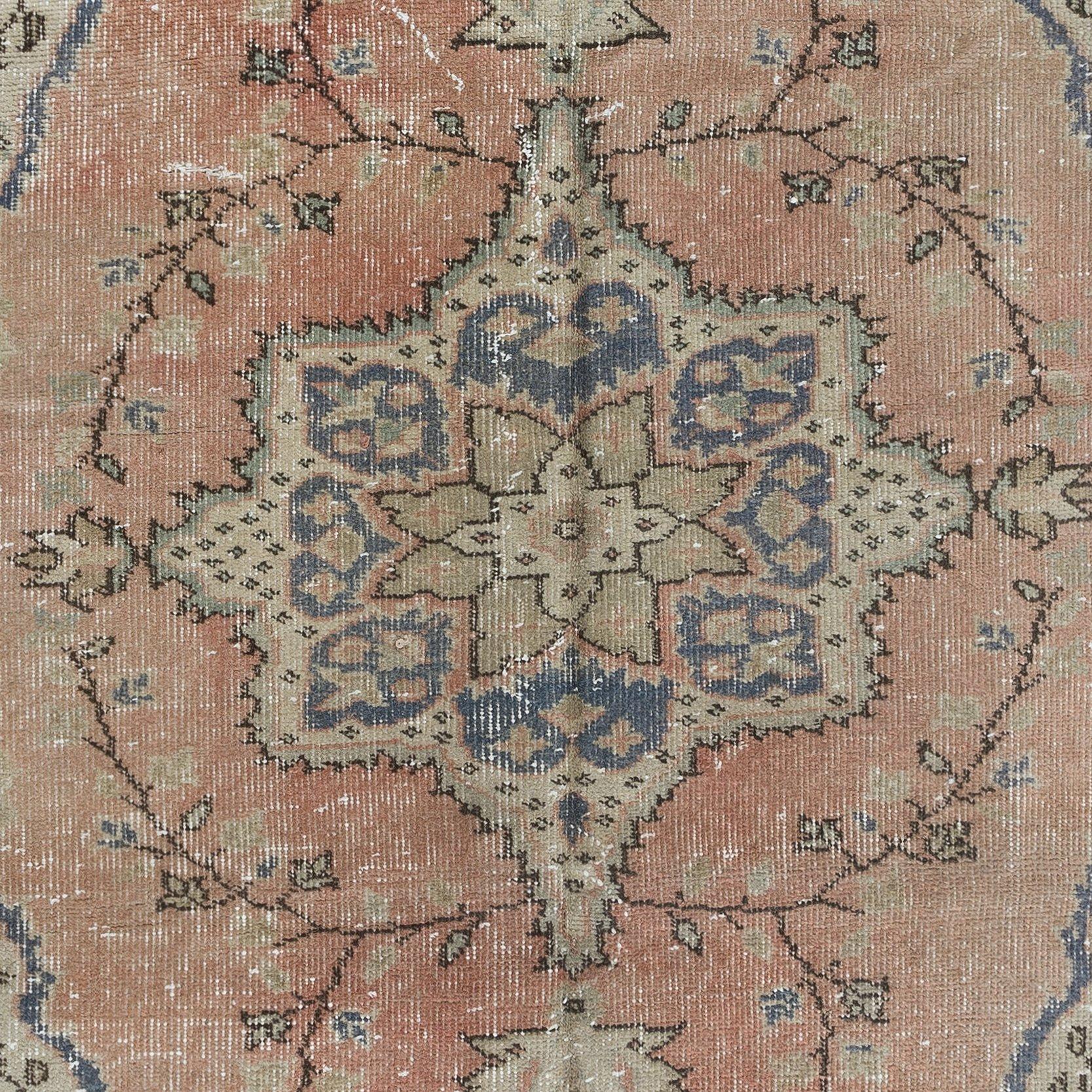 3.5x6,4 Ft Handgeknüpfter türkischer Vintage-Teppich in weichem Rot, Beige & Marineblau (Türkisch) im Angebot