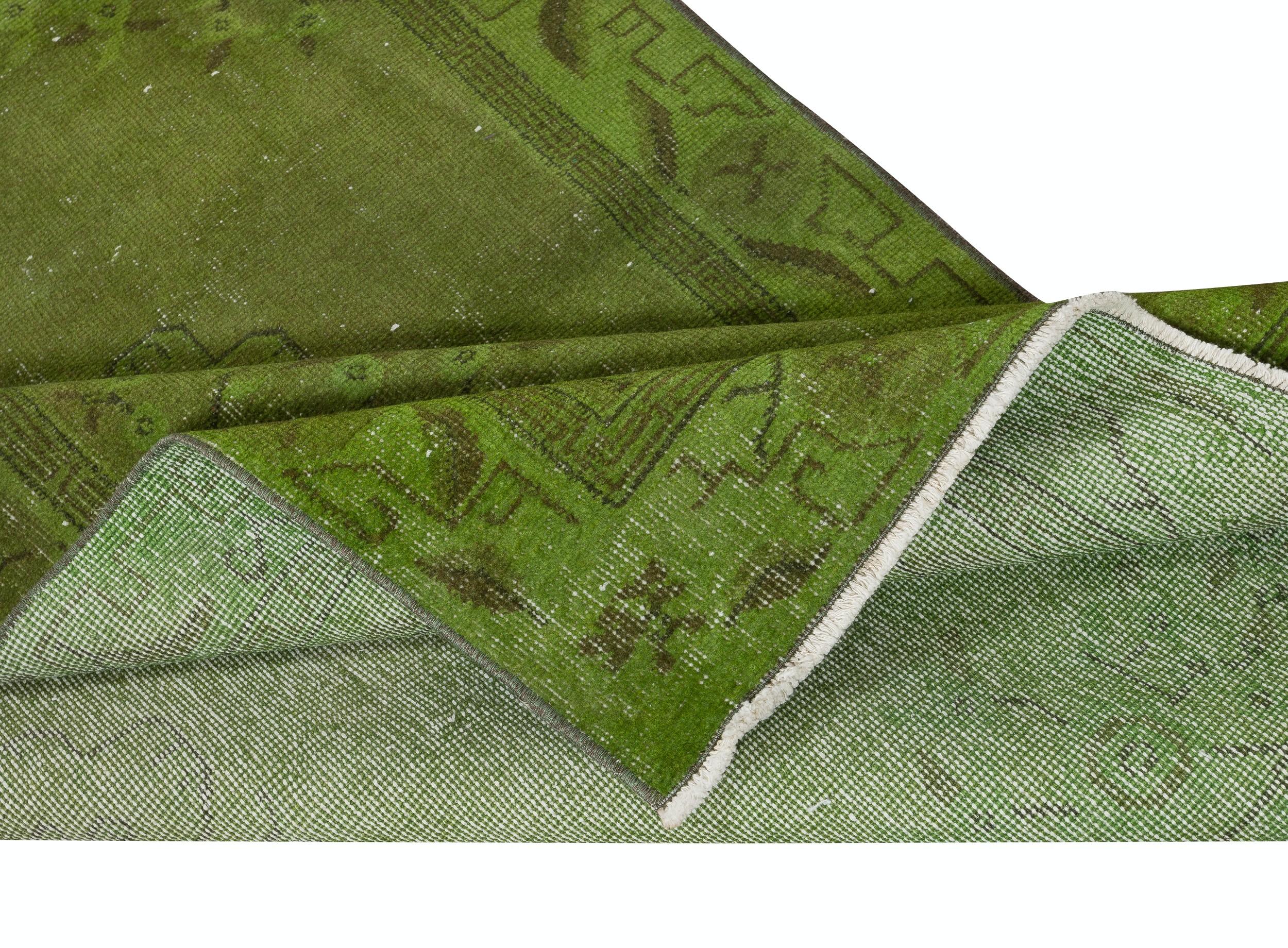 Türkischer 3,5x6,4 Ft Vintage-Teppich im Vintage-Stil, rot gefärbt in grüner Farbe für moderne Inneneinrichtung (Moderne) im Angebot