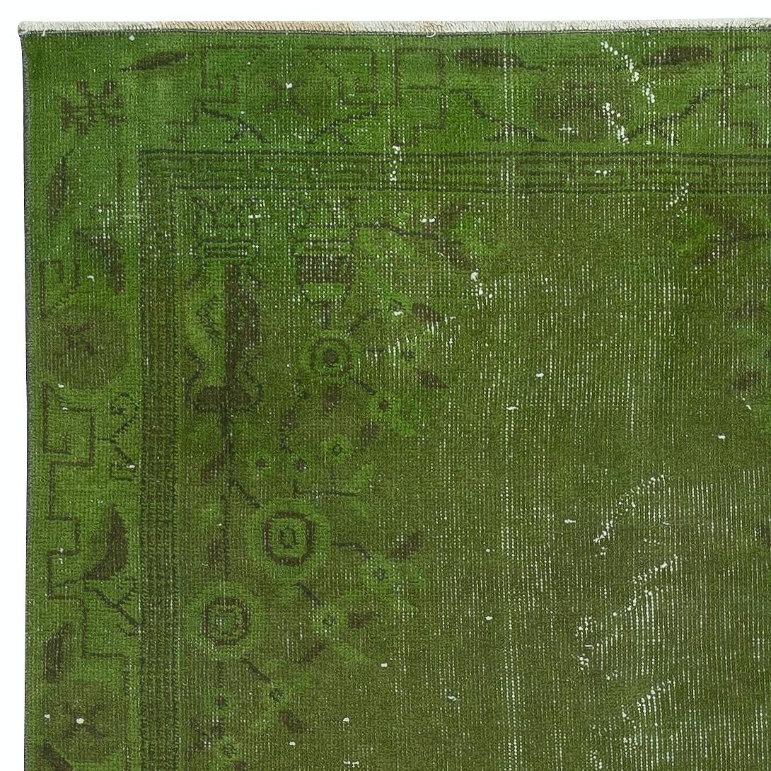 Türkischer 3,5x6,4 Ft Vintage-Teppich im Vintage-Stil, rot gefärbt in grüner Farbe für moderne Inneneinrichtung (Handgeknüpft) im Angebot