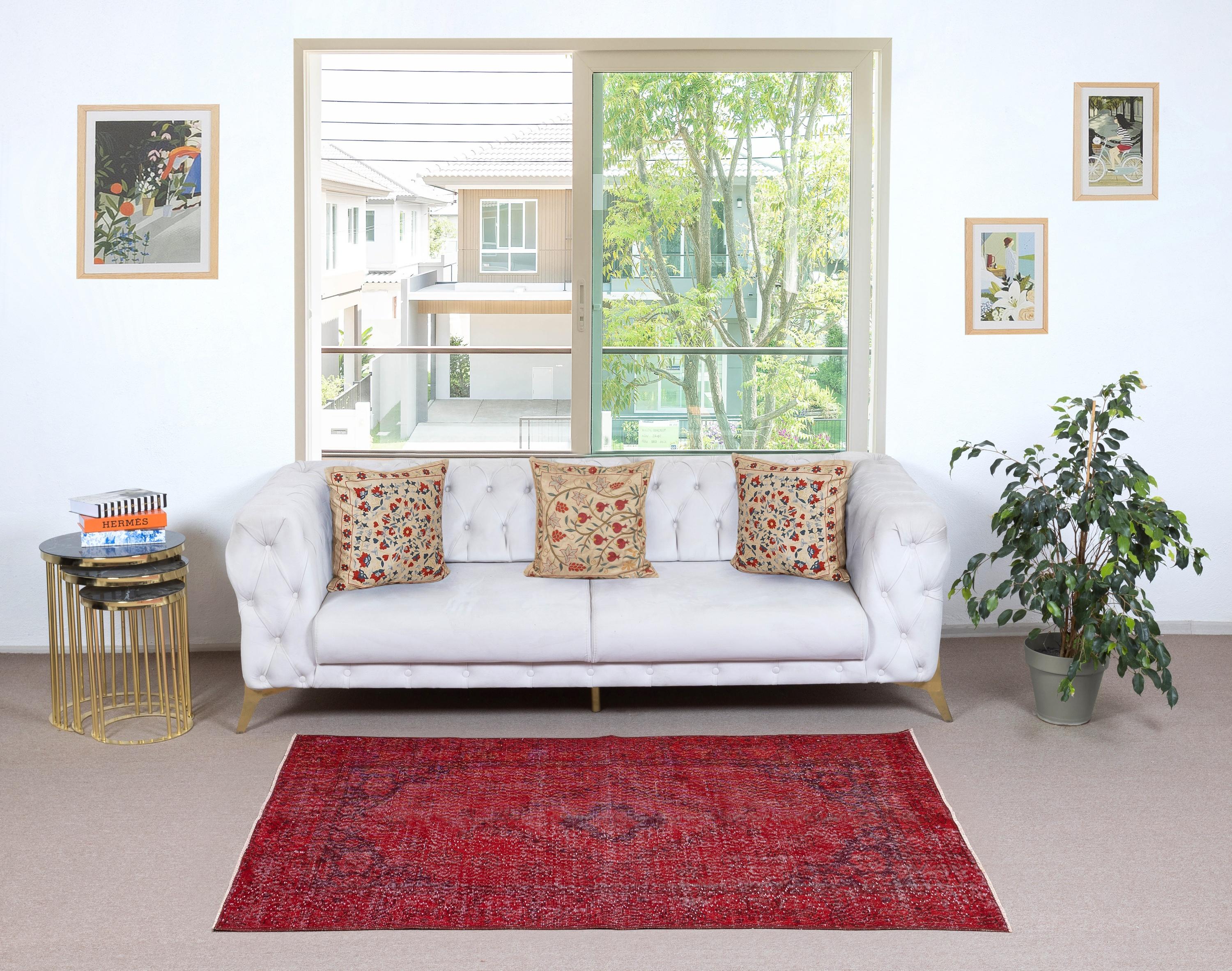 Unsere gefärbten Teppiche sind allesamt handgeknüpfte türkische Vintage-Teppiche, die in unserer Werkstatt sorgfältig restauriert und neu gestaltet wurden, damit sie zu einer breiten Palette von Einrichtungsstilen passen - von modern und