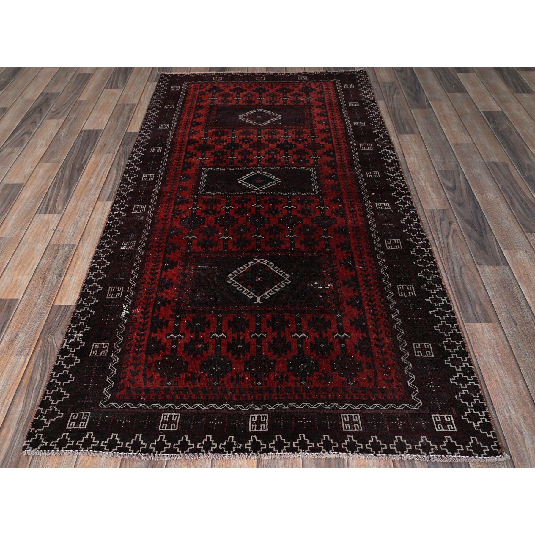 Karminrot, Vintage Persisch Baluch mit geometrischem Muster, niedrig geschoren, kein Flor, Seiten und Enden fachmännisch gesichert, sauber, handgeknüpft, 100% Wolle, breiter Läufer, Orientteppich
primäre MATERIALIEN: Wolle
Latex: Kein Flor 
Höhe: