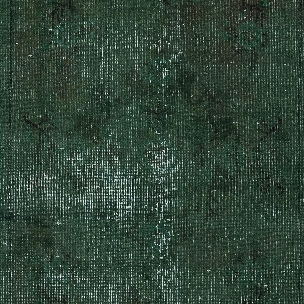 Moderner handgefertigter türkischer Akzentteppich in Dunkelgrün in 3,5x6.8 Ft. Bodenbelag im Zustand „Gut“ im Angebot in Spring Valley, NY