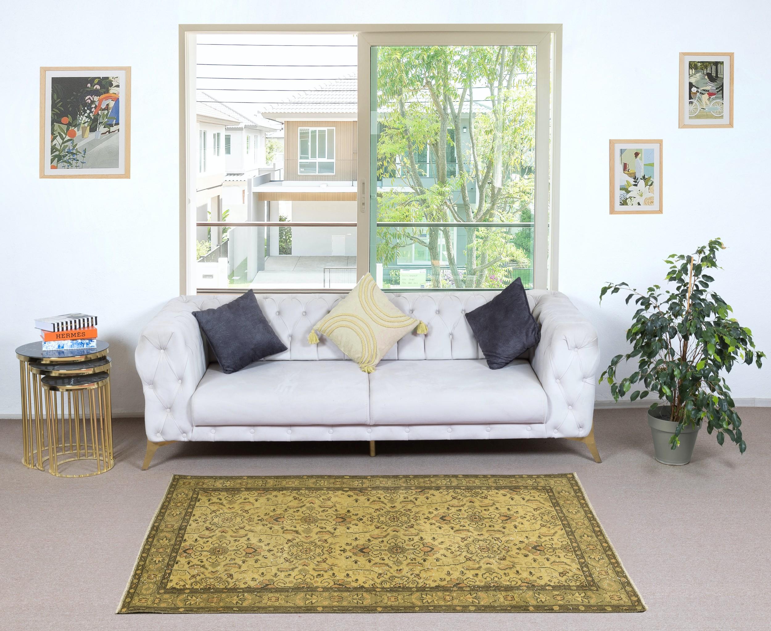 Nuestras alfombras sobreteñidas son todas piezas vintage anudadas a mano que se recrean en nuestro taller para atender a una gama más amplia de opciones de interiorismo, desde moderno a costero, desde industrial a rústico/cottage. Estas alfombras de