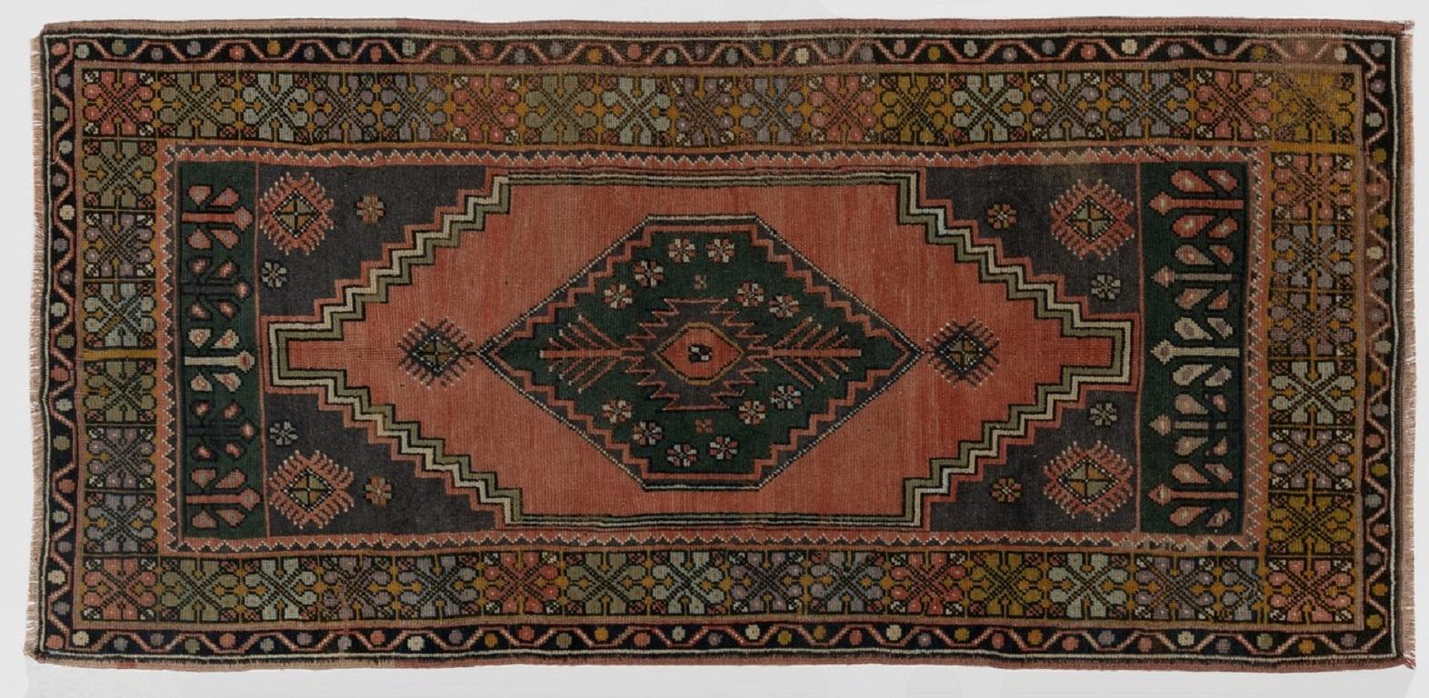 3.5x7 Ft Traditional Handmade Vintage Turkish Tribal Rug, Woolen Floor Covering In Good Condition For Sale In Philadelphia, PA