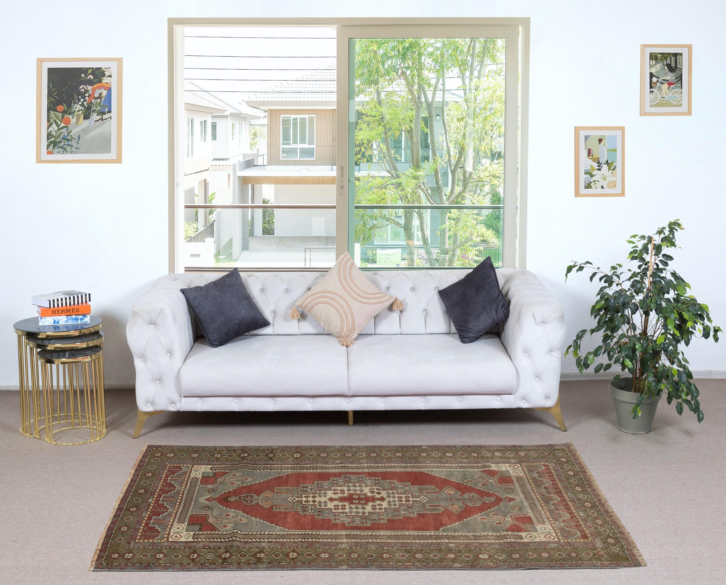 Verleihen Sie Ihrem Zuhause einen Hauch zeitloser Eleganz mit diesem traditionellen, handgeknüpften türkischen Teppich im Vintage-Stil, der aus 100 % hochwertiger Wolle gefertigt ist. Dieses exquisite Stück fängt die Essenz der traditionellen