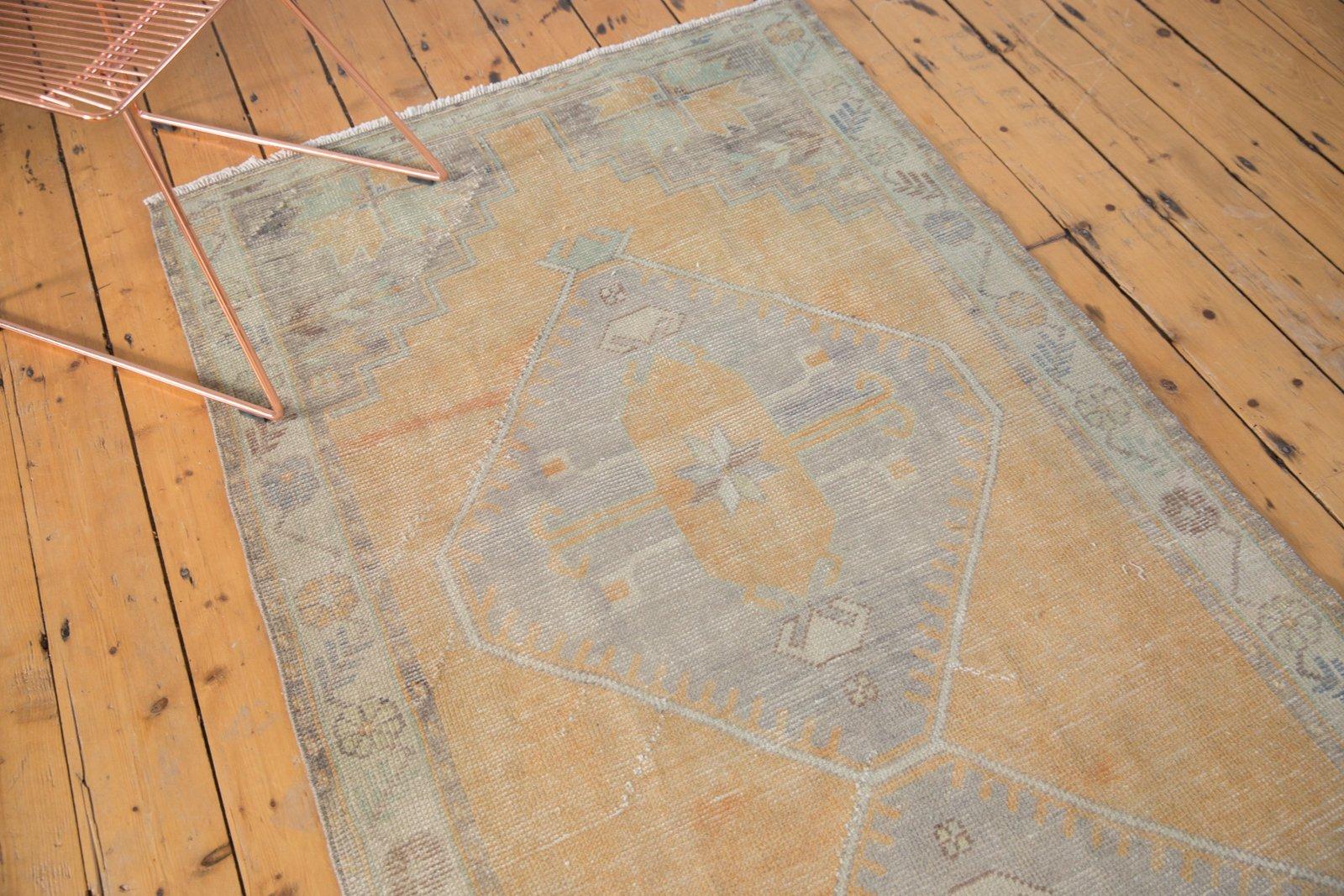 Distressed Oushak-Teppich-Läufer, Vintage (Mitte des 20. Jahrhunderts) im Angebot