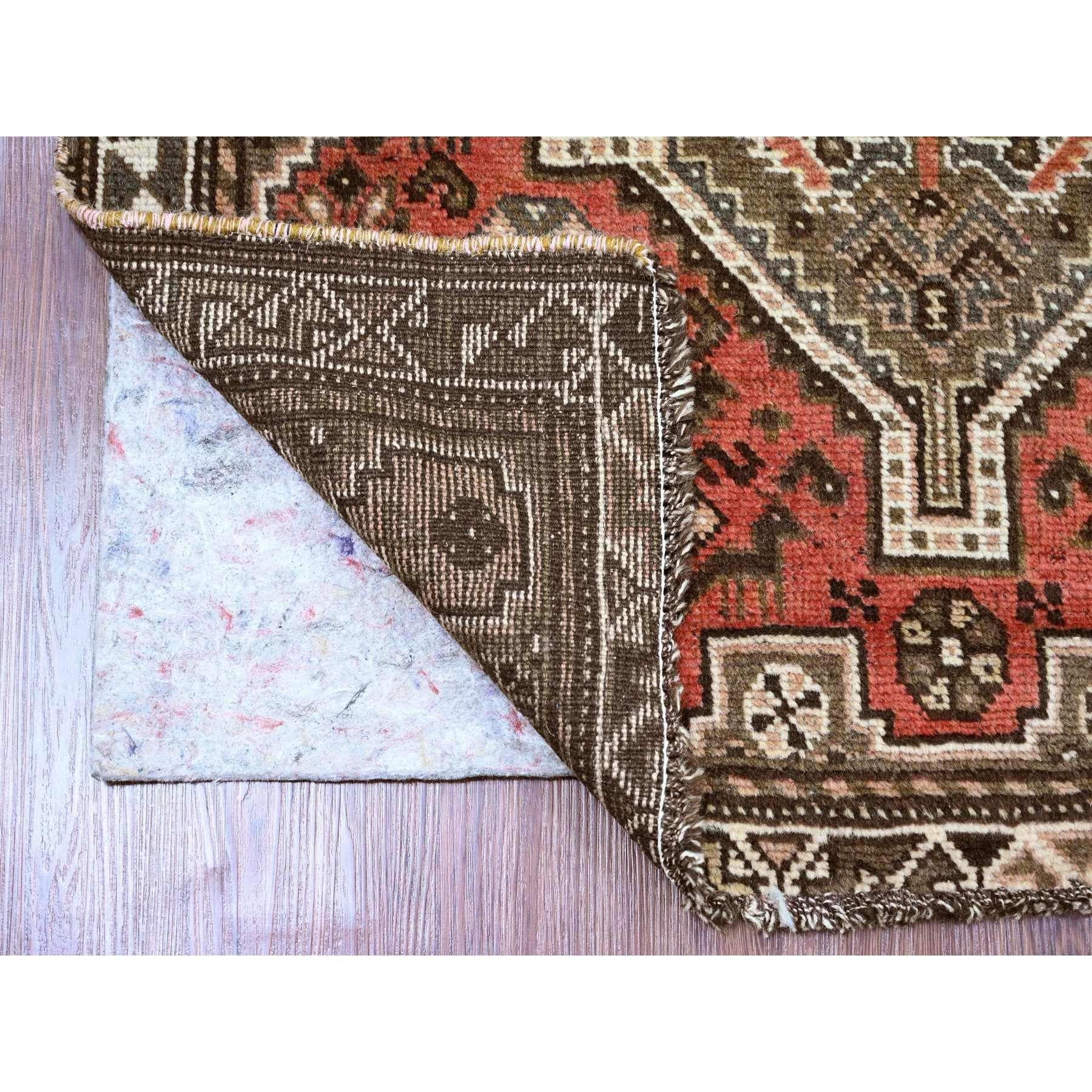 Prismatisch Rot, Vintage Persisch Shiraz mit kleinen Tierfiguren und geometrischem Design, Guter Zustand, Handgeknüpft, Sauber, Gleichmäßige Abnutzung, Reine Wolle, Breiter Läufer, Orientteppich
Primäre MATERIALIEN: Wolle
Latex: Kein Flor 
Höhe: