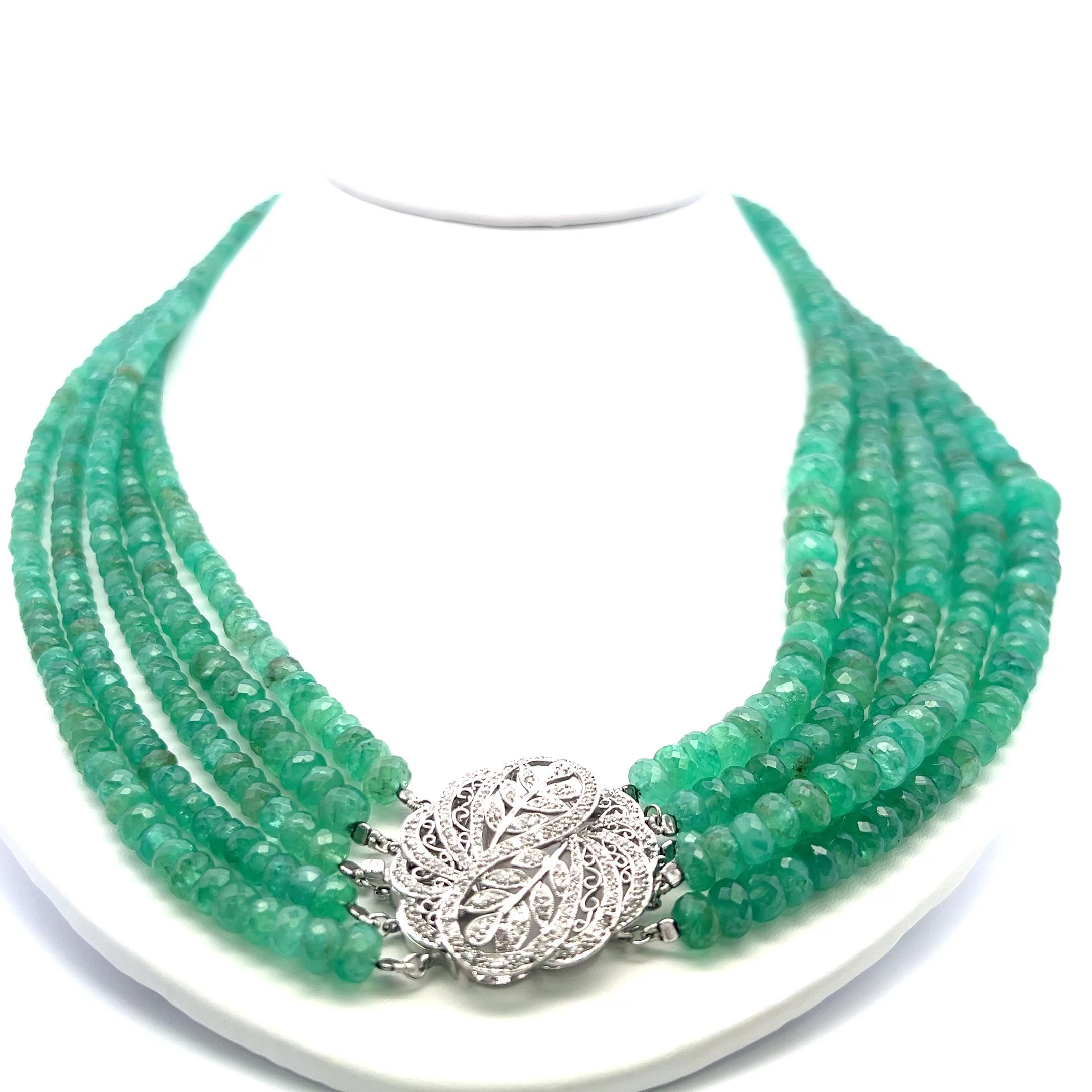 Collana con fili di smeraldi da 3,6-10,04 mm e diamanti da 0,70 carati in oro bianco 14K In condizioni buone in vendita a New York, NY