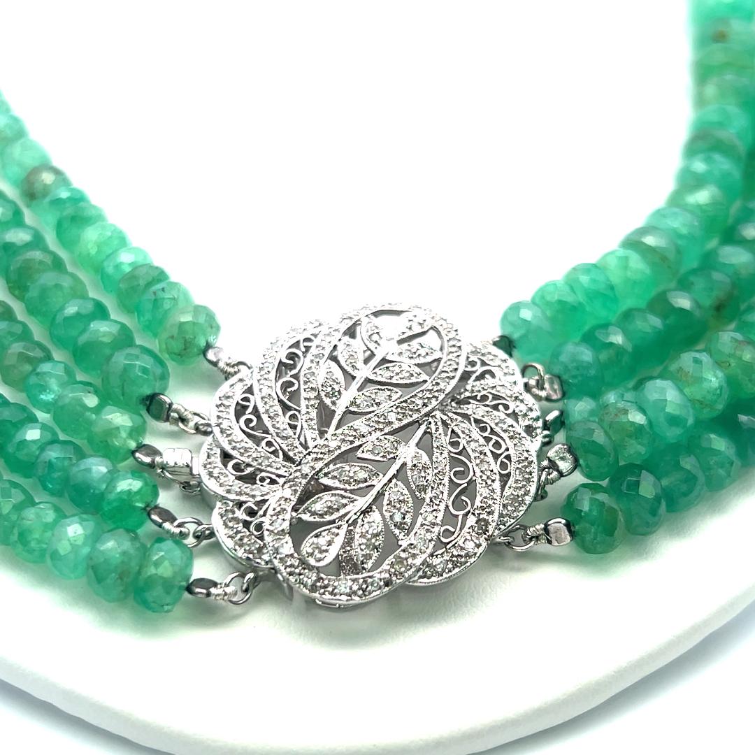 Donna Collana con fili di smeraldi da 3,6-10,04 mm e diamanti da 0,70 carati in oro bianco 14K in vendita