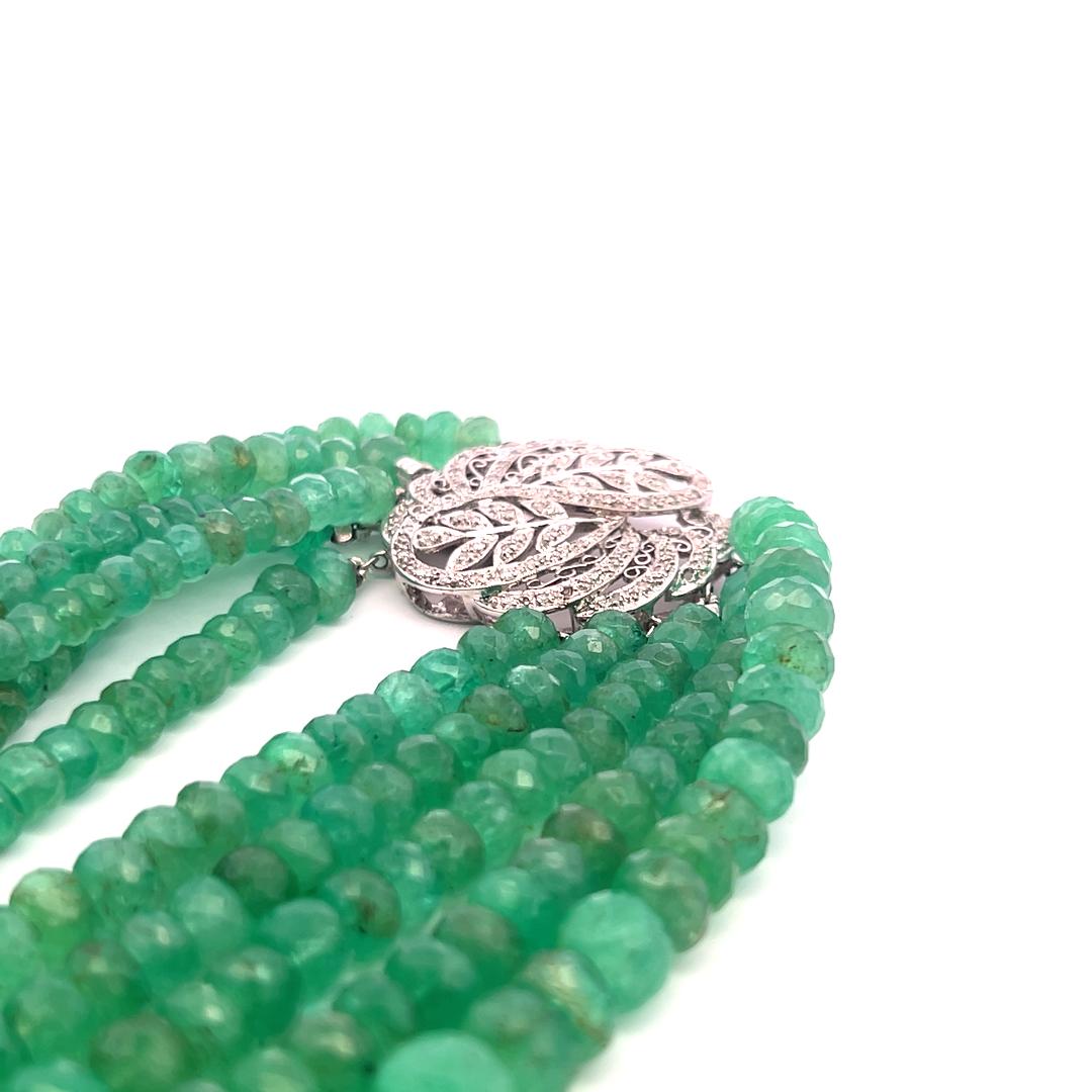 Collana con fili di smeraldi da 3,6-10,04 mm e diamanti da 0,70 carati in oro bianco 14K in vendita 1