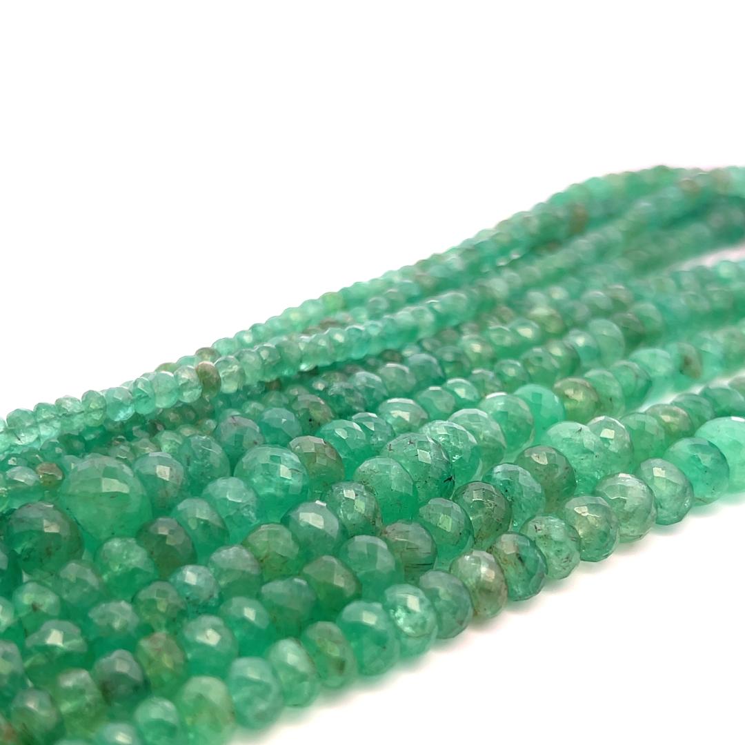 Collana con fili di smeraldi da 3,6-10,04 mm e diamanti da 0,70 carati in oro bianco 14K in vendita 2