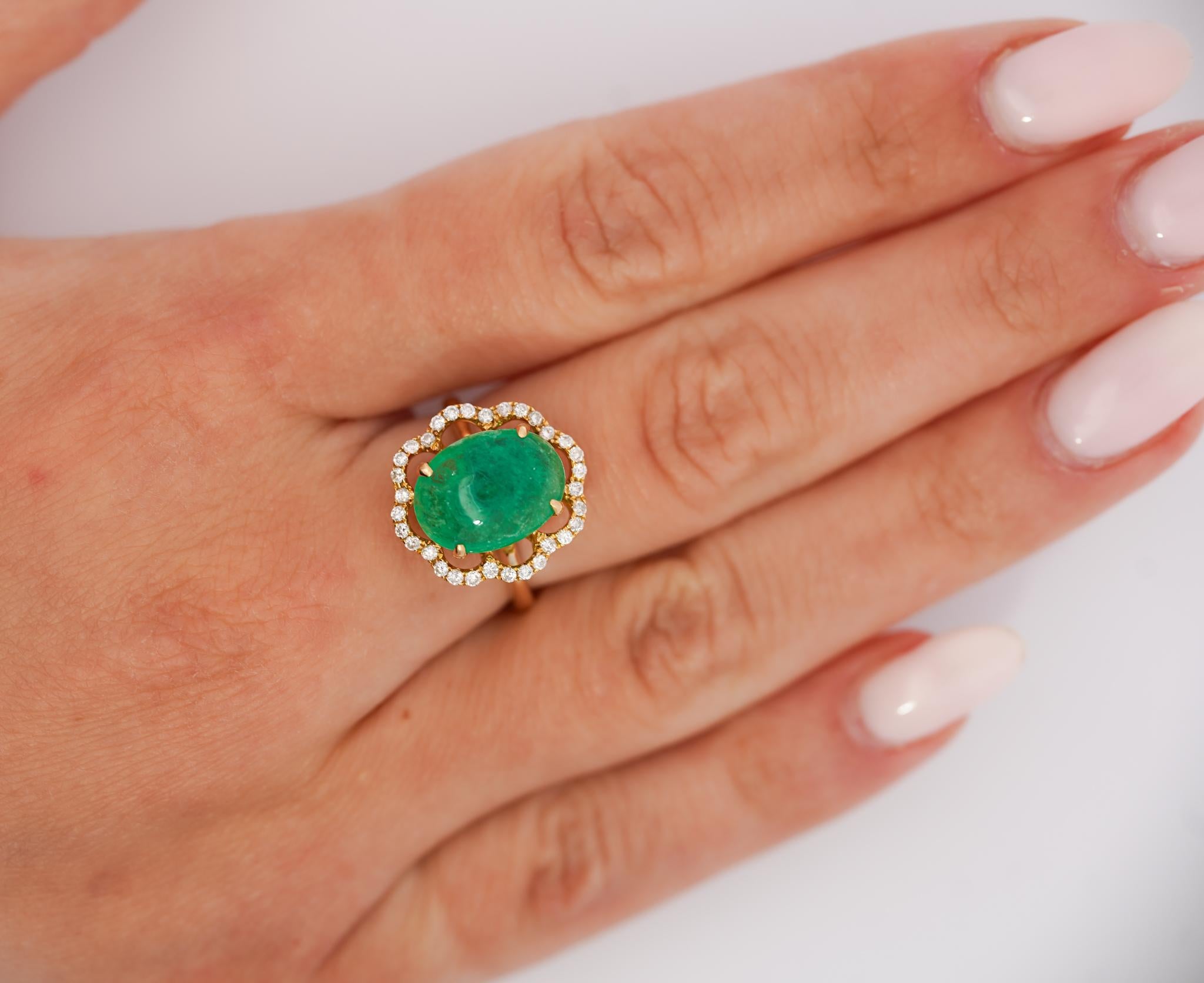 Anillo Flor de Esmeralda Natural y Diamantes. 

Este anillo de cóctel tiene una piedra central de esmeralda verde intenso de 3,60 quilates. La esmeralda está tallada en cabujón y engarzada con una garra. La esmeralda está adornada con un halo de 32