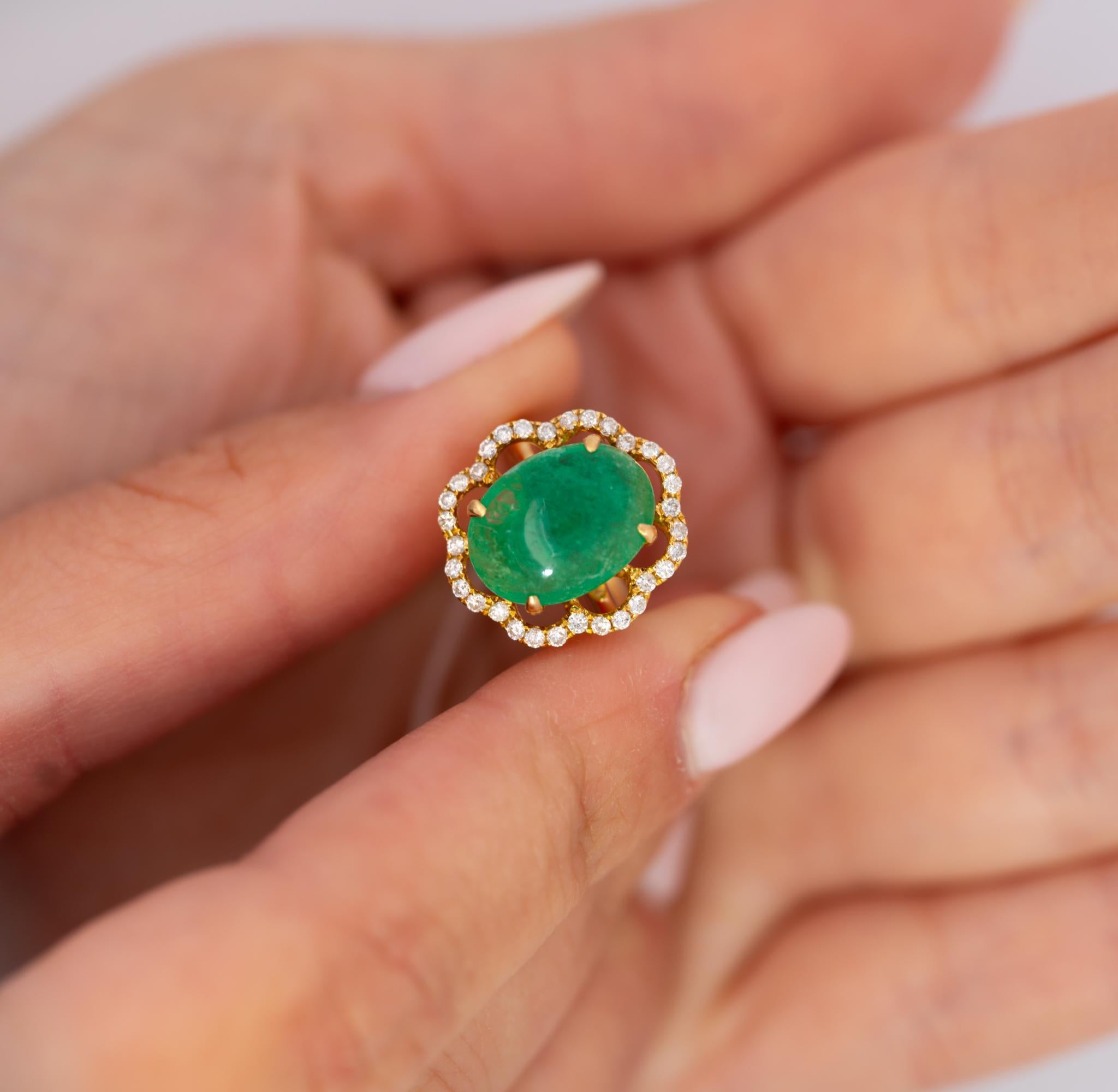 Anillo de oro de 18 quilates con cabujón de esmeralda de 3,6 quilates y halo floral de diamantes Moderno en venta